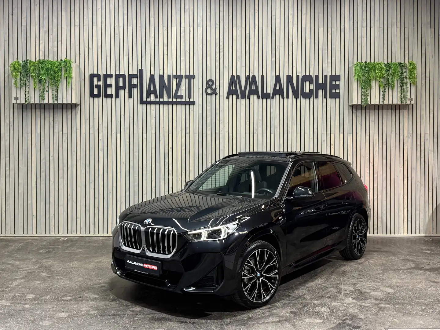 BMW X1 20d xDrive M-Sport Shadowline Adapt.LED AHK HUD PANO TOPVIEW PROF H&K 20'' Schwarz - 2