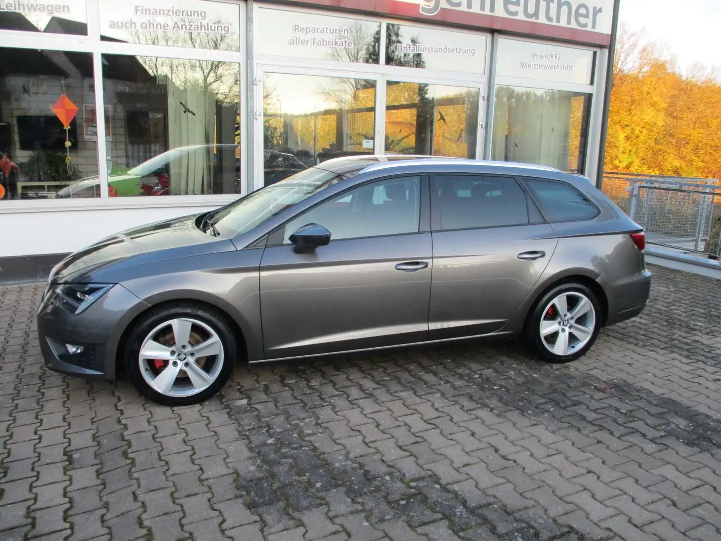 SEAT Leon ST FR+Navi+LED Grijs - 2