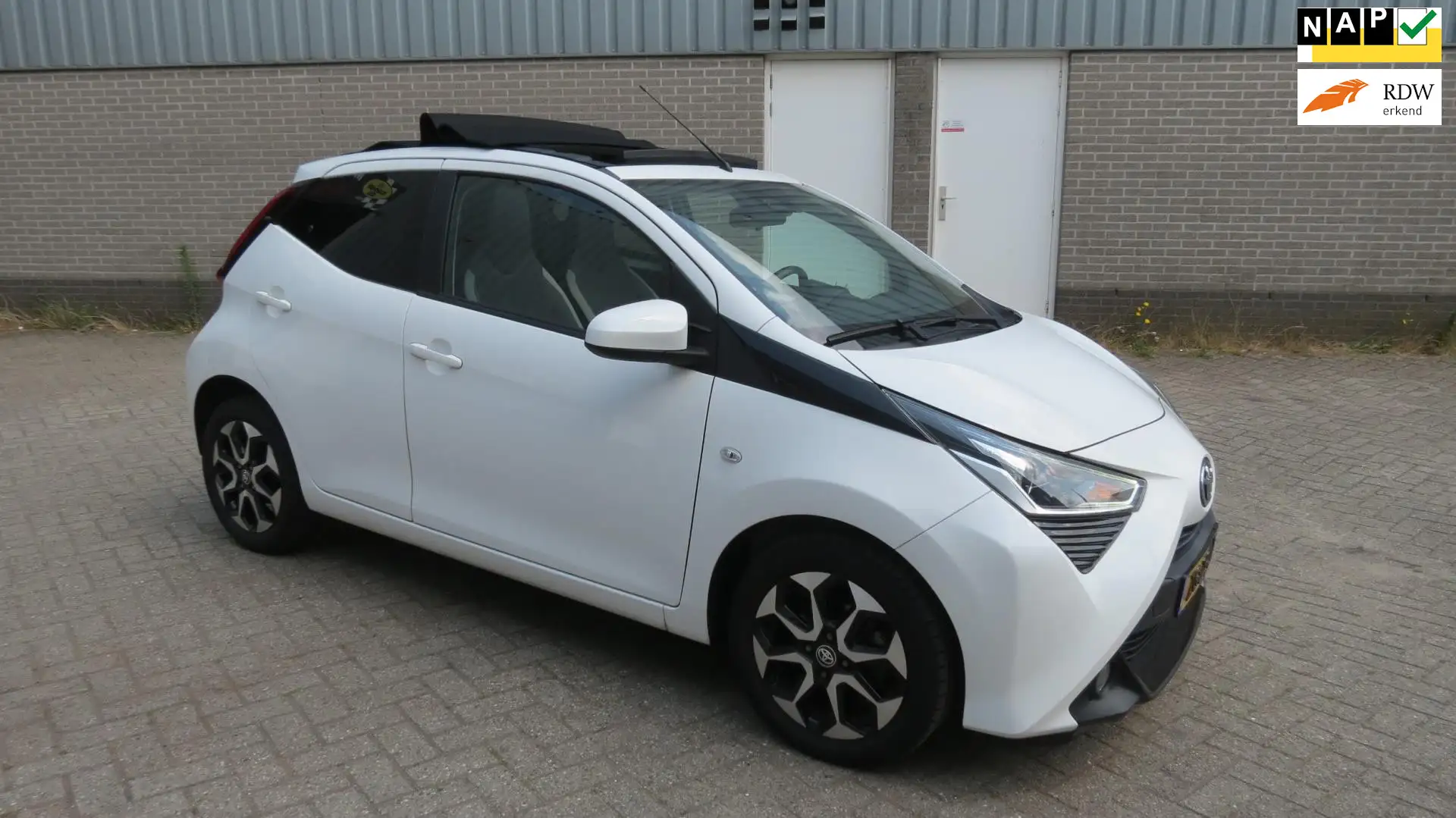 Toyota Aygo 1.0 VVT-i x-play Weiß - 1
