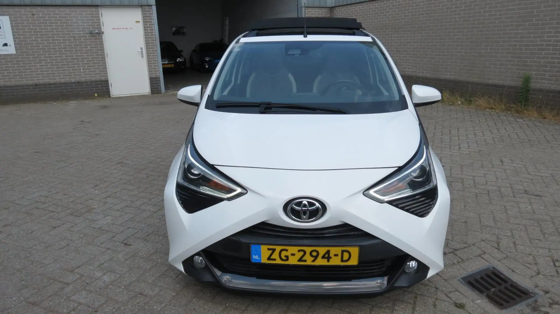 Toyota Aygo 1.0 VVT-i x-play Weiß - 2