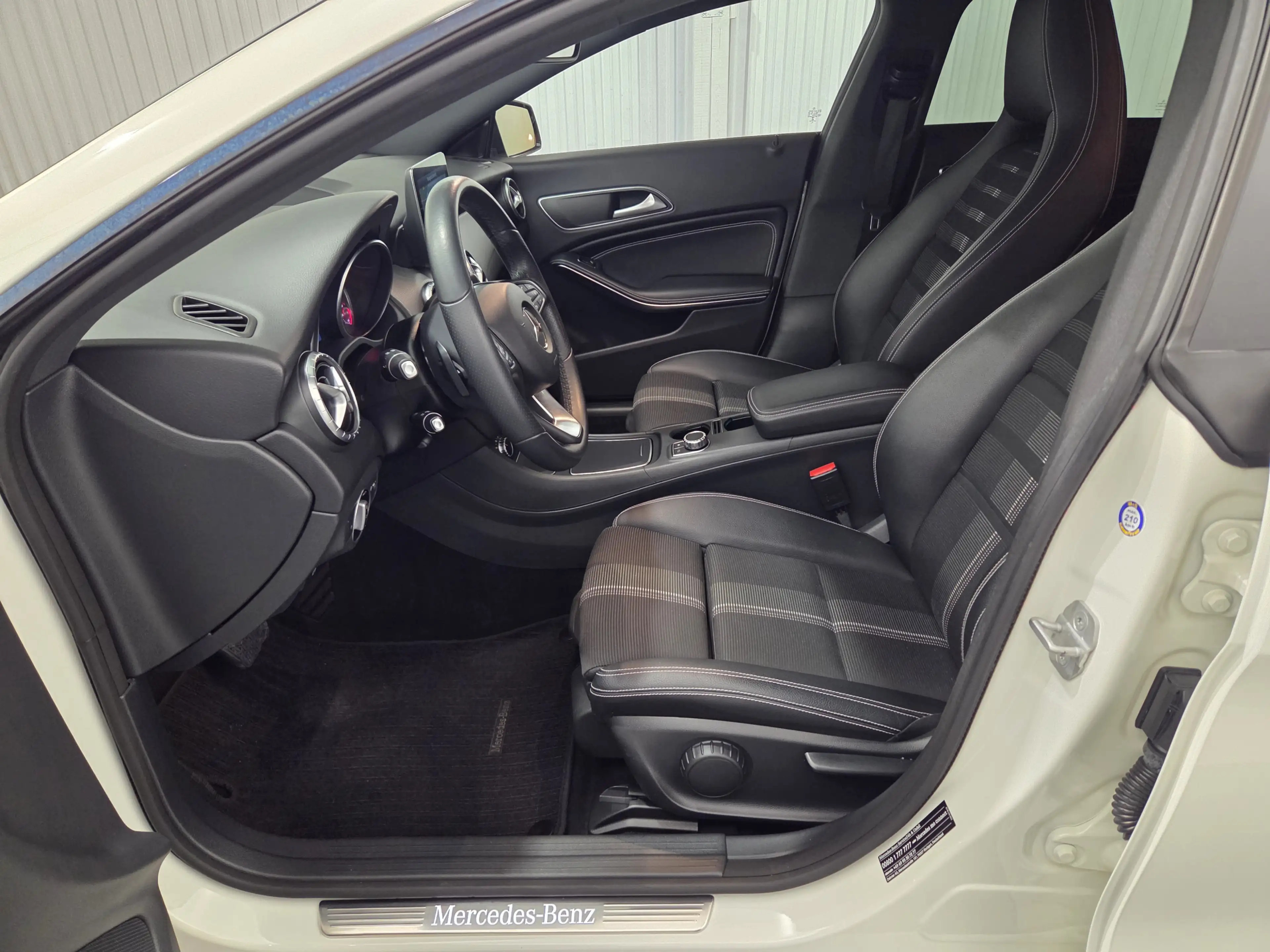 Mercedes-Benz CLA 200 7G-DCT Urban, Panorama, Kamera — photo 10
