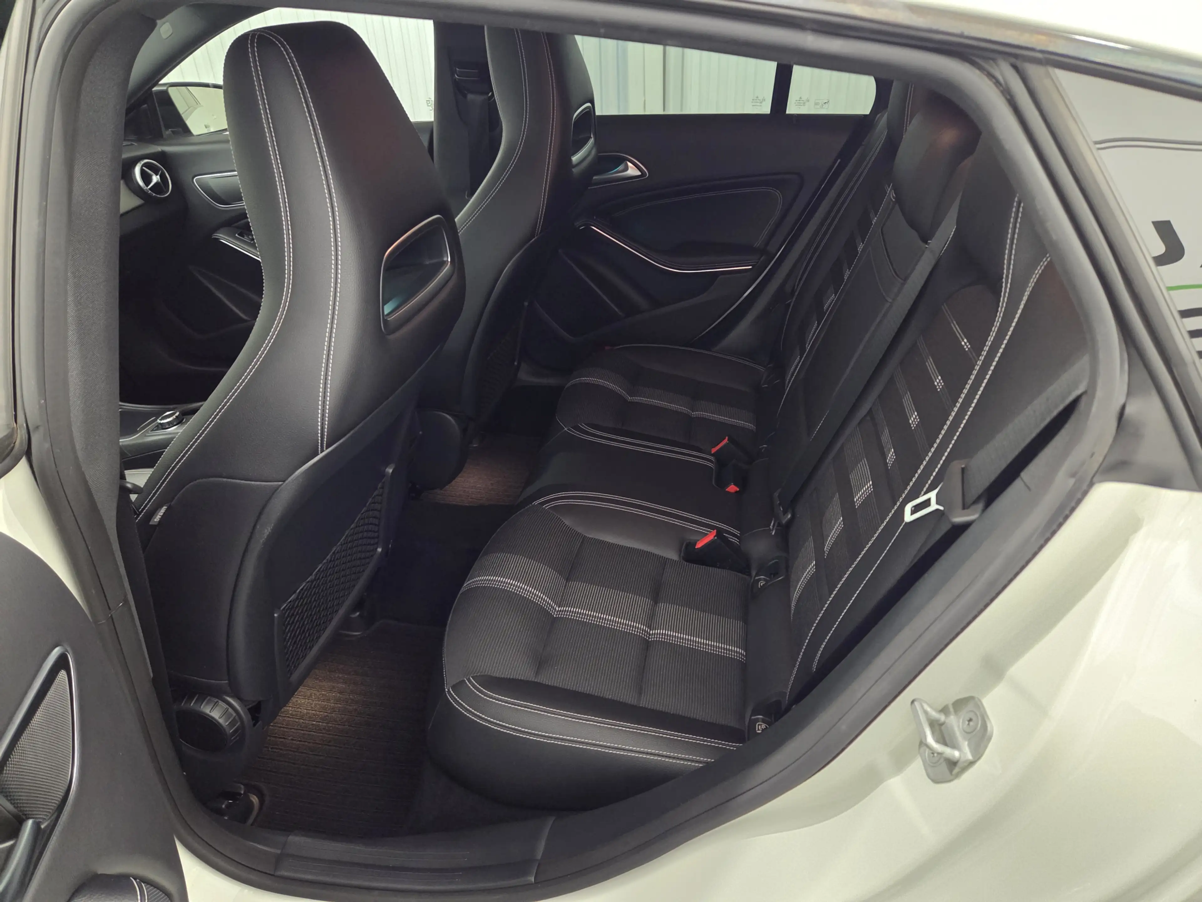 Mercedes-Benz CLA 200 7G-DCT Urban, Panorama, Kamera — photo 11