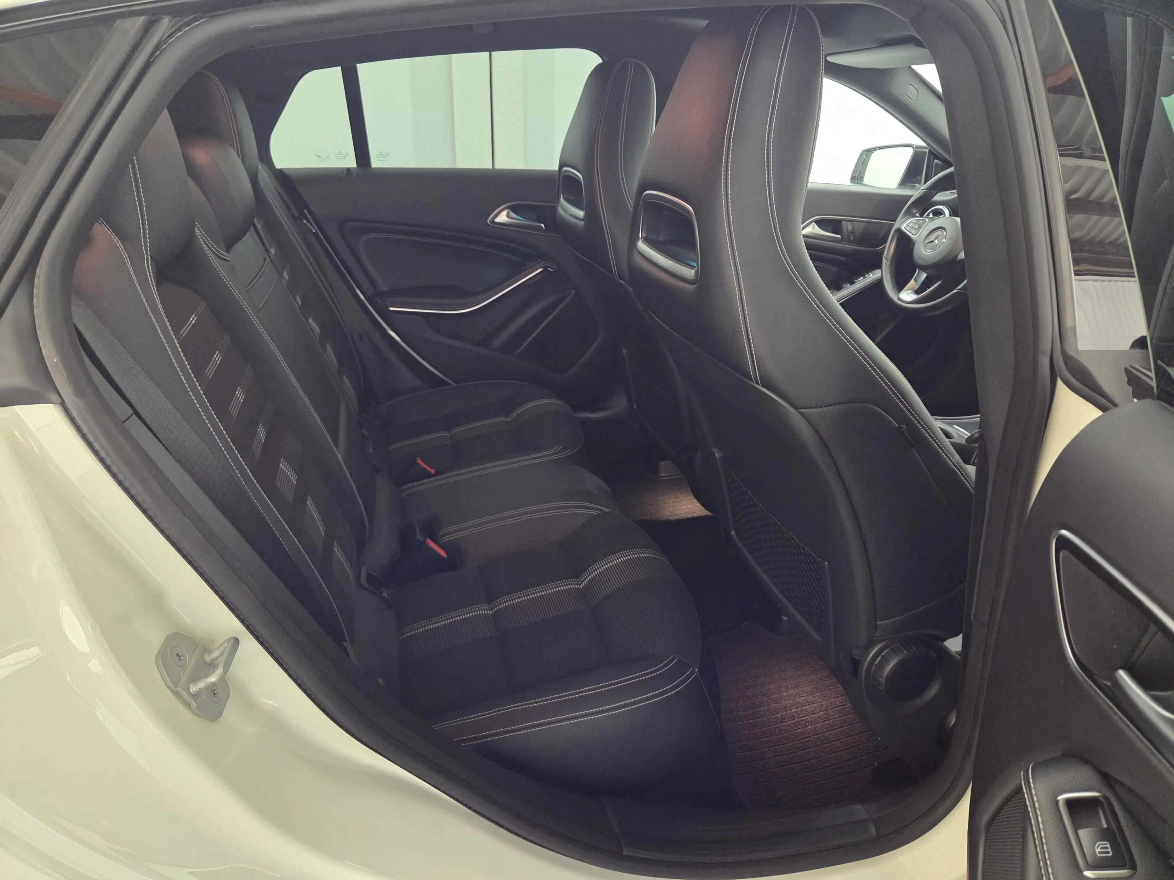 Mercedes-Benz CLA 200 7G-DCT Urban, Panorama, Kamera — photo 14