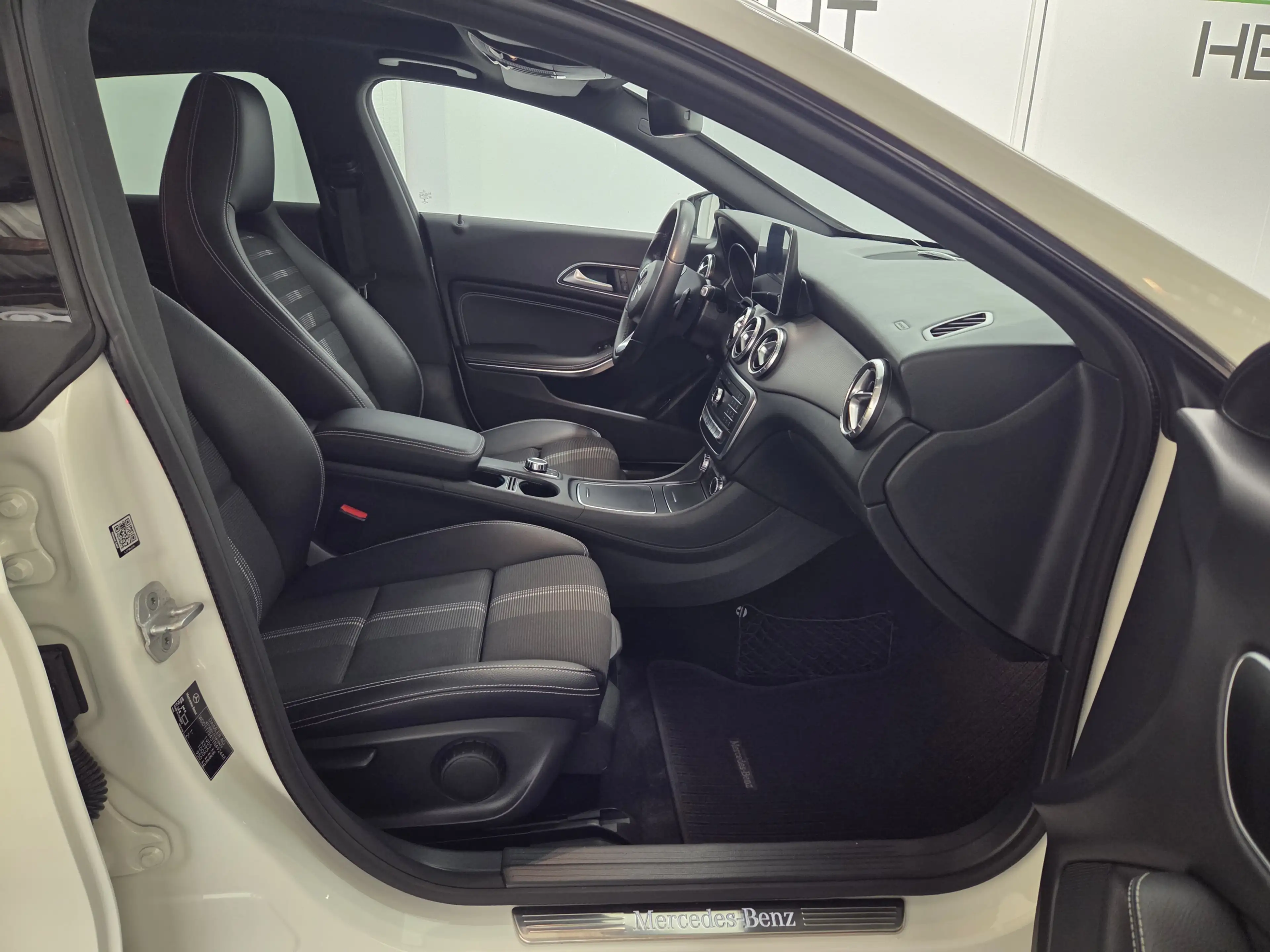 Mercedes-Benz CLA 200 7G-DCT Urban, Panorama, Kamera — photo 15
