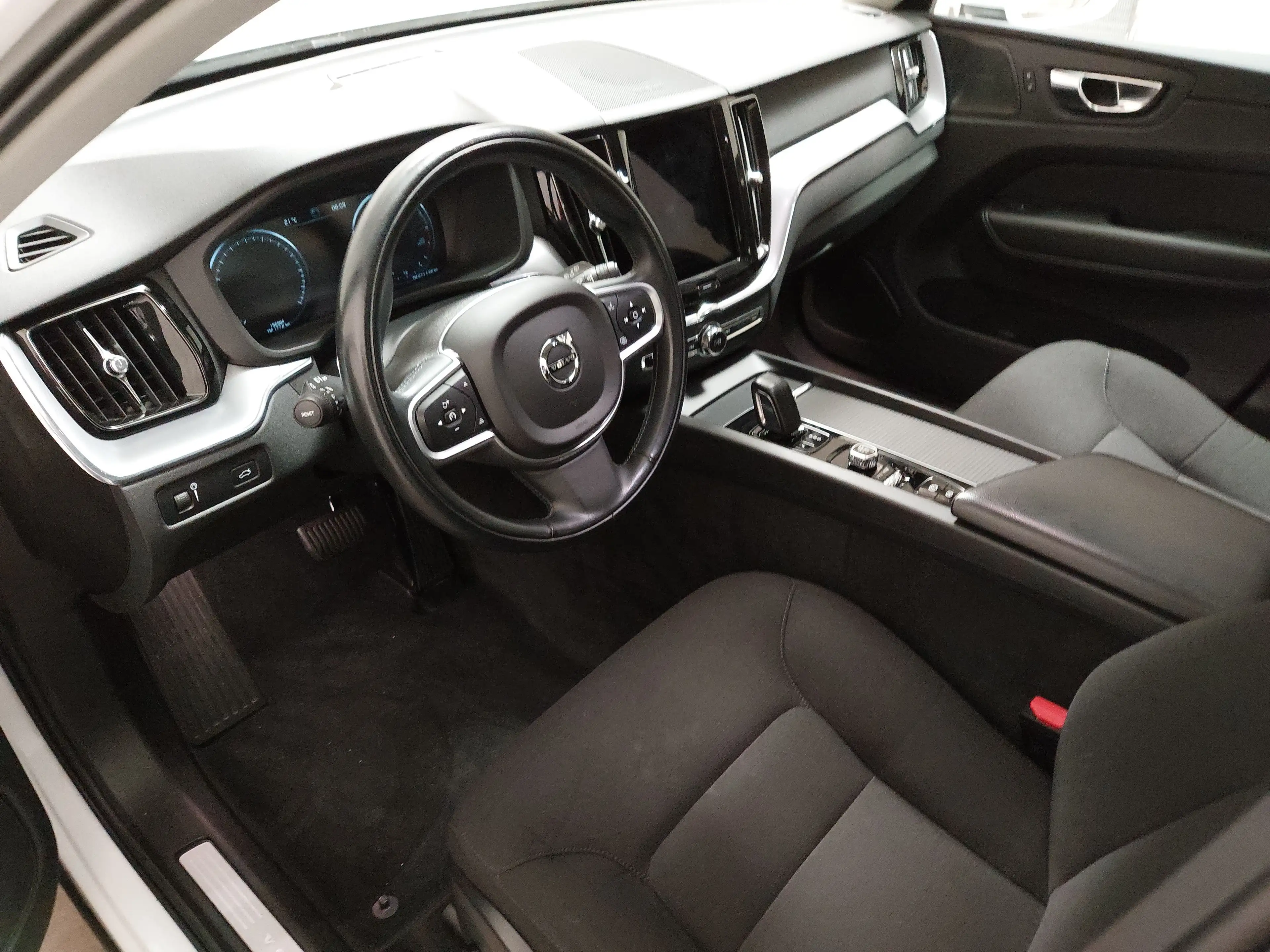 Volvo XC60 XC60 B4 Momentum Pro Navi LED H-K RFK AHK — photo 6