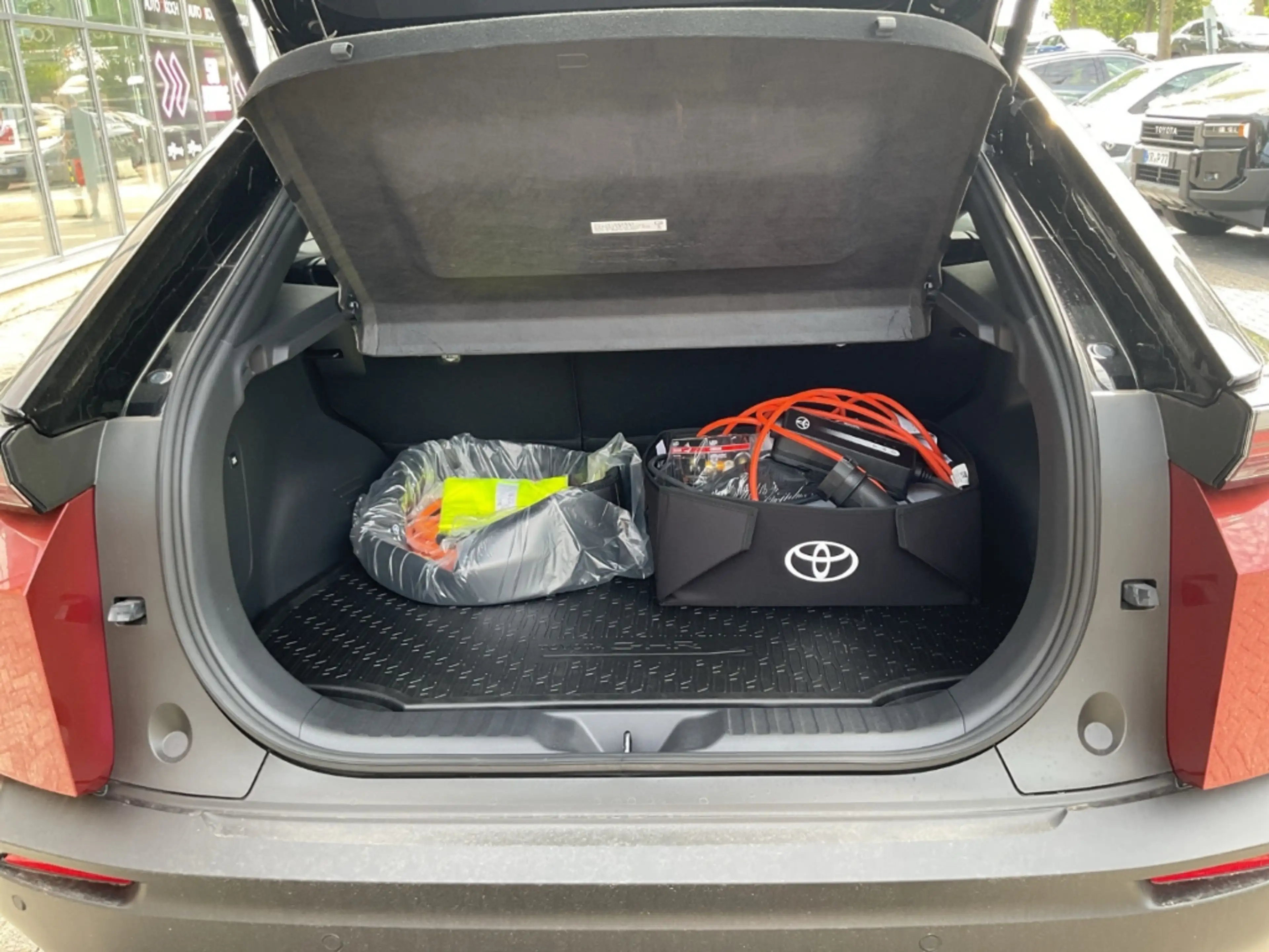 Toyota C-HR+ 252 kW AWD Lounge Panorama Navi Soundsystem JBL 36 — photo 7