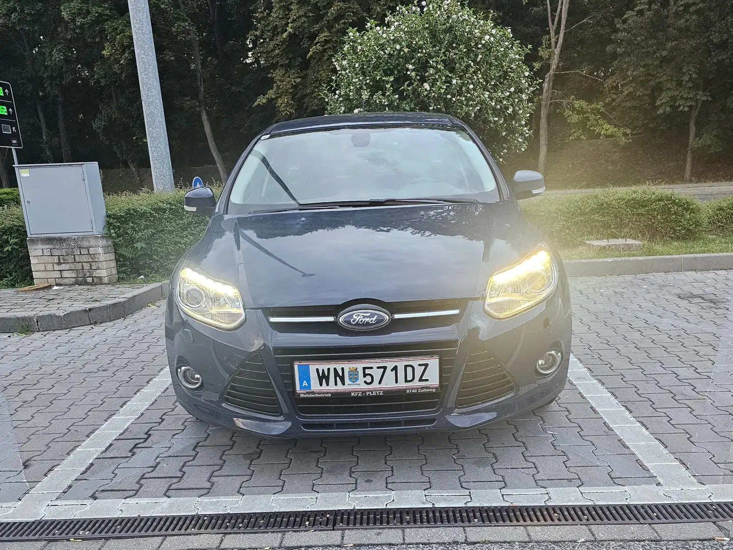 Ford Focus Focus Traveller Ghia 2,0 TDCi DPF Powershift Ghia Blau - 1