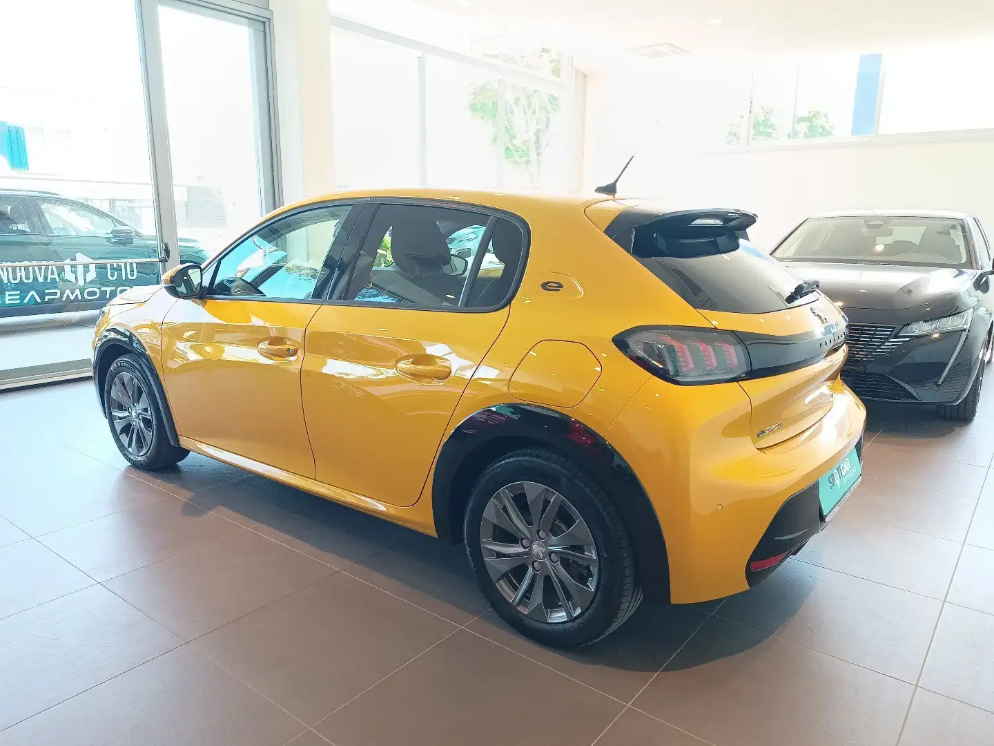 Peugeot 208 e-208 Allure Pack 100kW Giallo - 2
