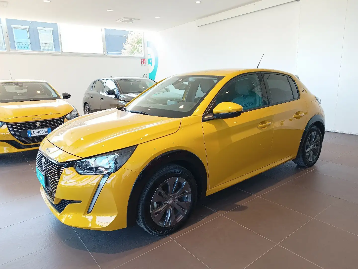 Peugeot 208 e-208 Allure Pack 100kW Giallo - 1