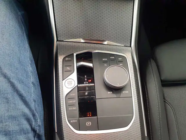 BMW 3 Series view 10