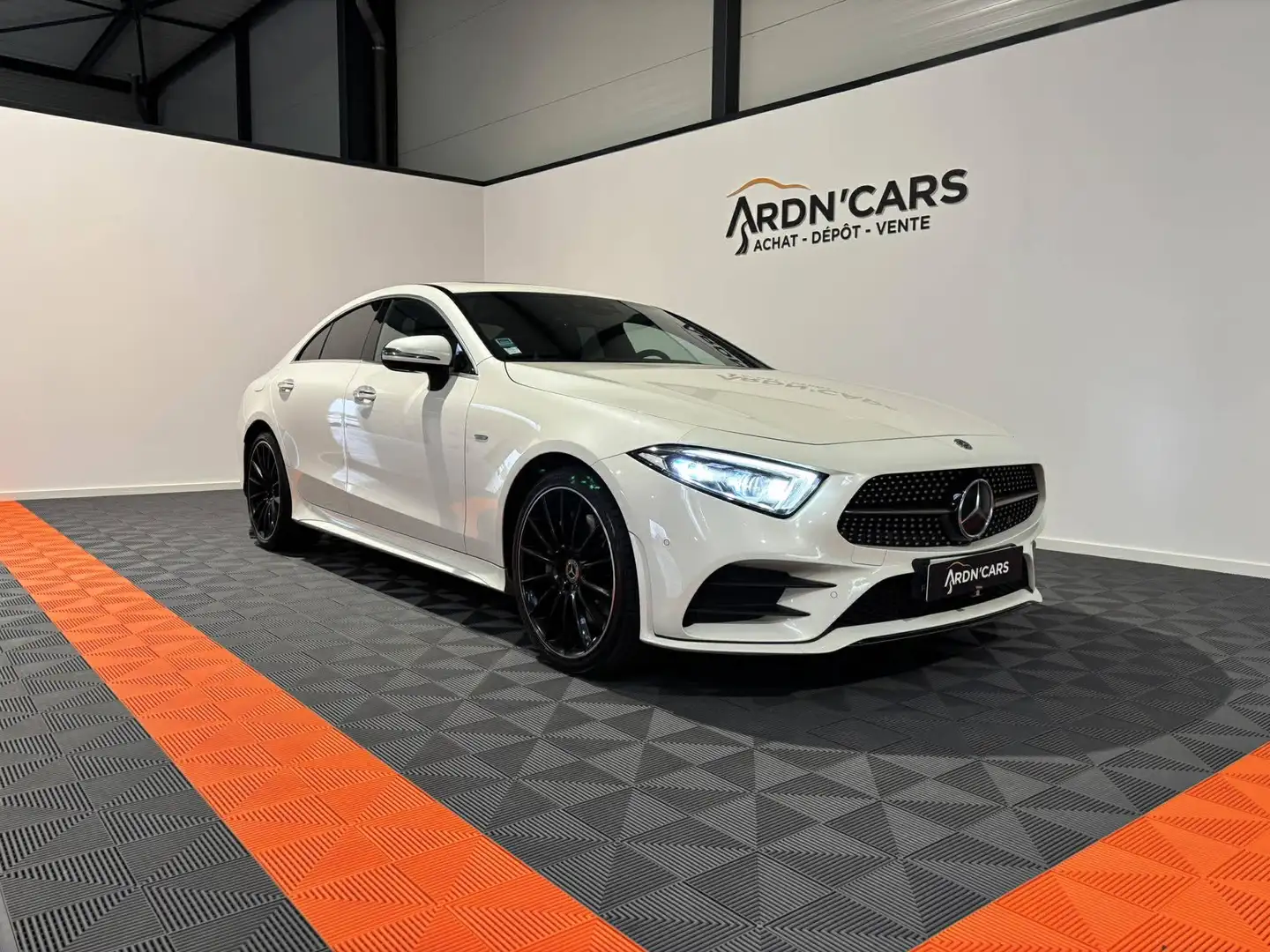 Mercedes-Benz CLS Mercedes-Benz CLS 350d 286ch Launch Edition 4Matic 9G-Tronic - Edition 1 - Cuir - Toit ouvrant - Caméra 360 - Weiß - 1