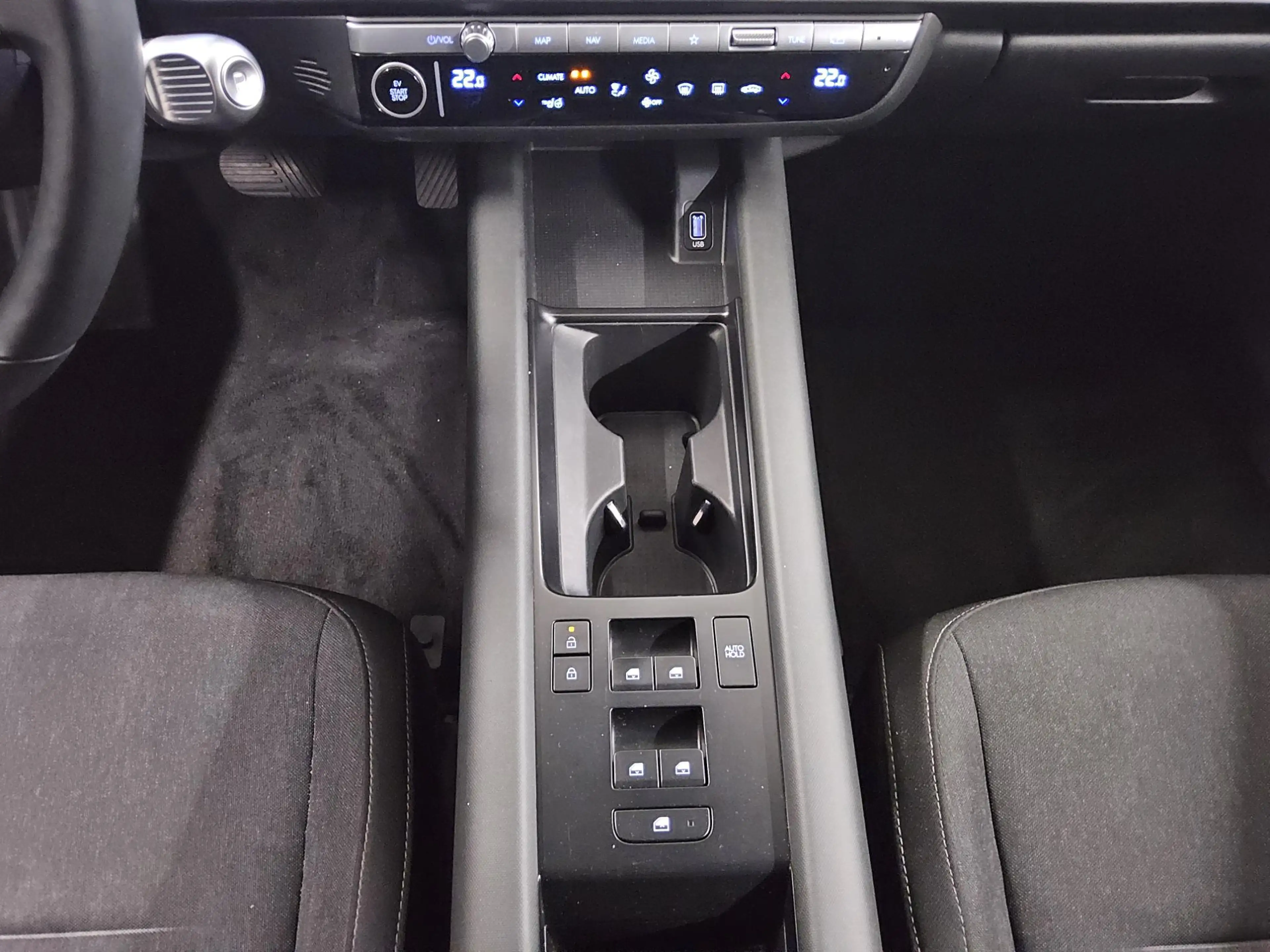 Hyundai IONIQ 6 IONIQ 6 NAVI KLIMA RADIO TEMPO MFL SHZ VC PDC AHK ACC LED el.Heck Kamera — photo 6