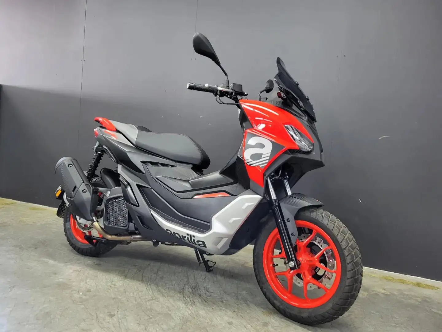 Aprilia SR GT 200 - 1
