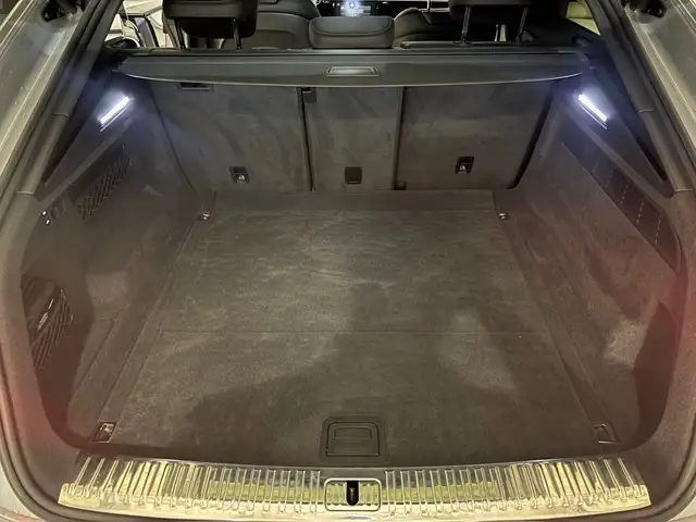 Audi Q8 view 9