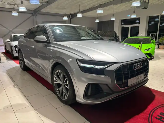 Audi Q8 view 8
