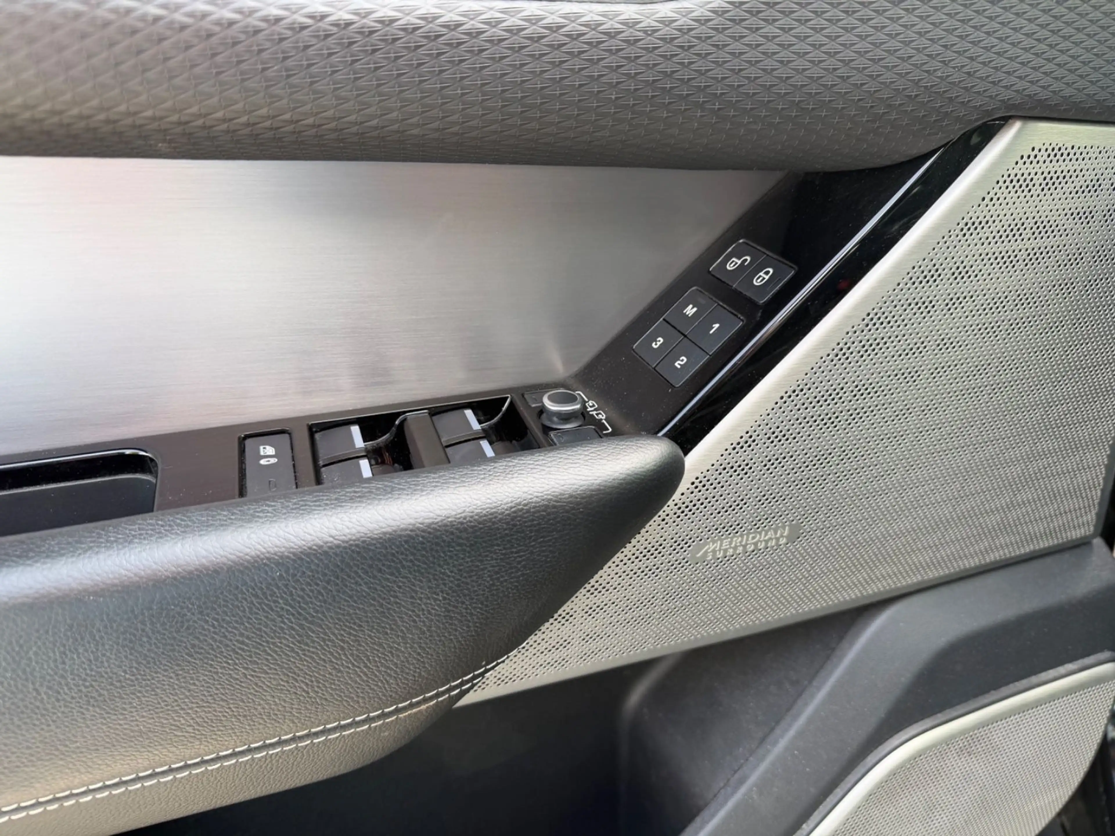 Land Rover Range Rover Velar R-Dynamic SE Pano Meridian — photo 6