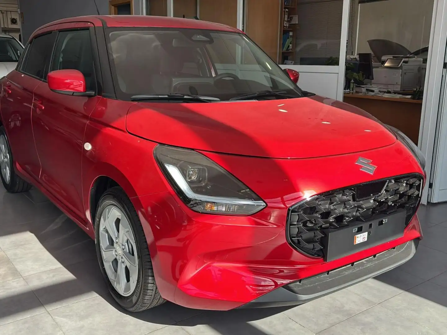 Suzuki Swift 1.2 MHEV GASOLINA Rojo - 1