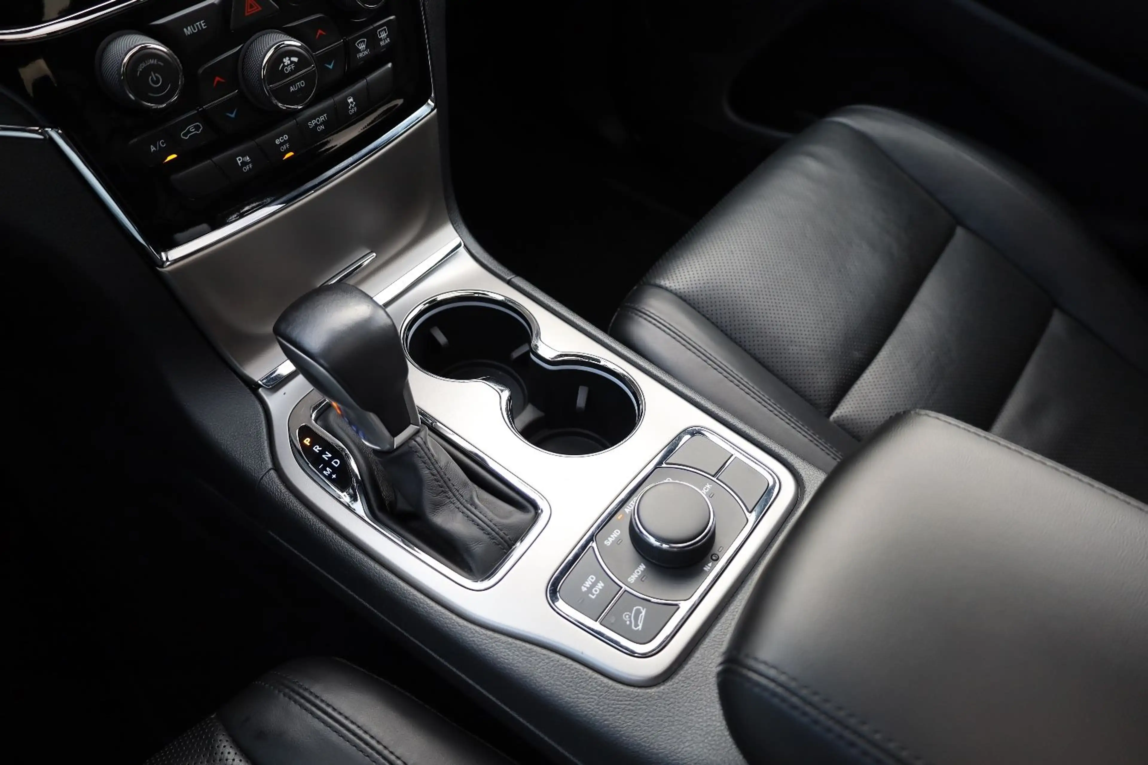 Jeep Grand Cherokee 5.7 V8 Limited/BRCGAS/PANO/R20 — photo 14