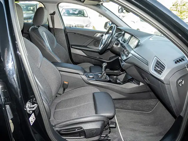 BMW 1 Series view 4