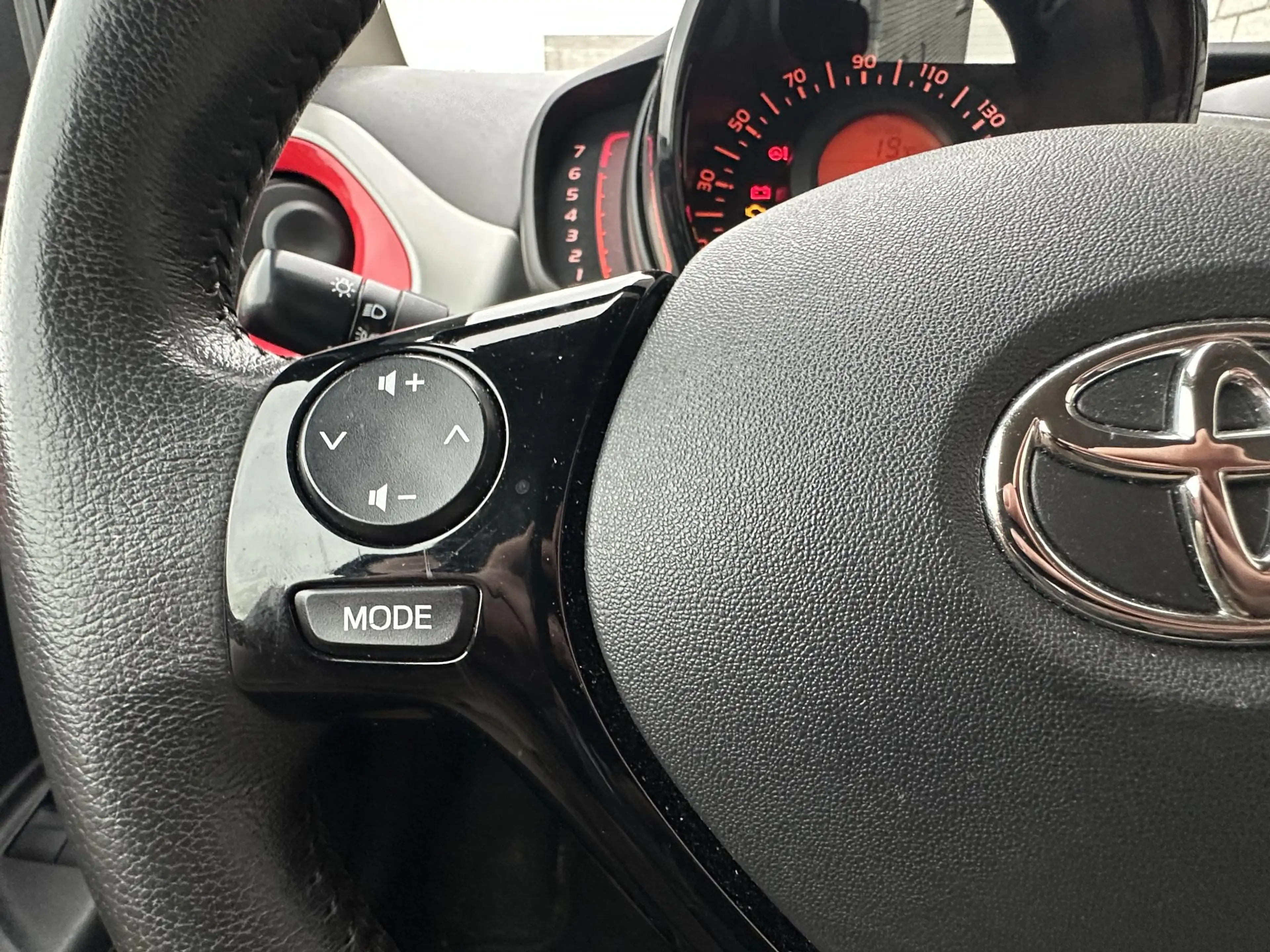 Toyota Aygo 1.0 VVT-i x-play | All-Season banden | Dealer Onde — photo 21