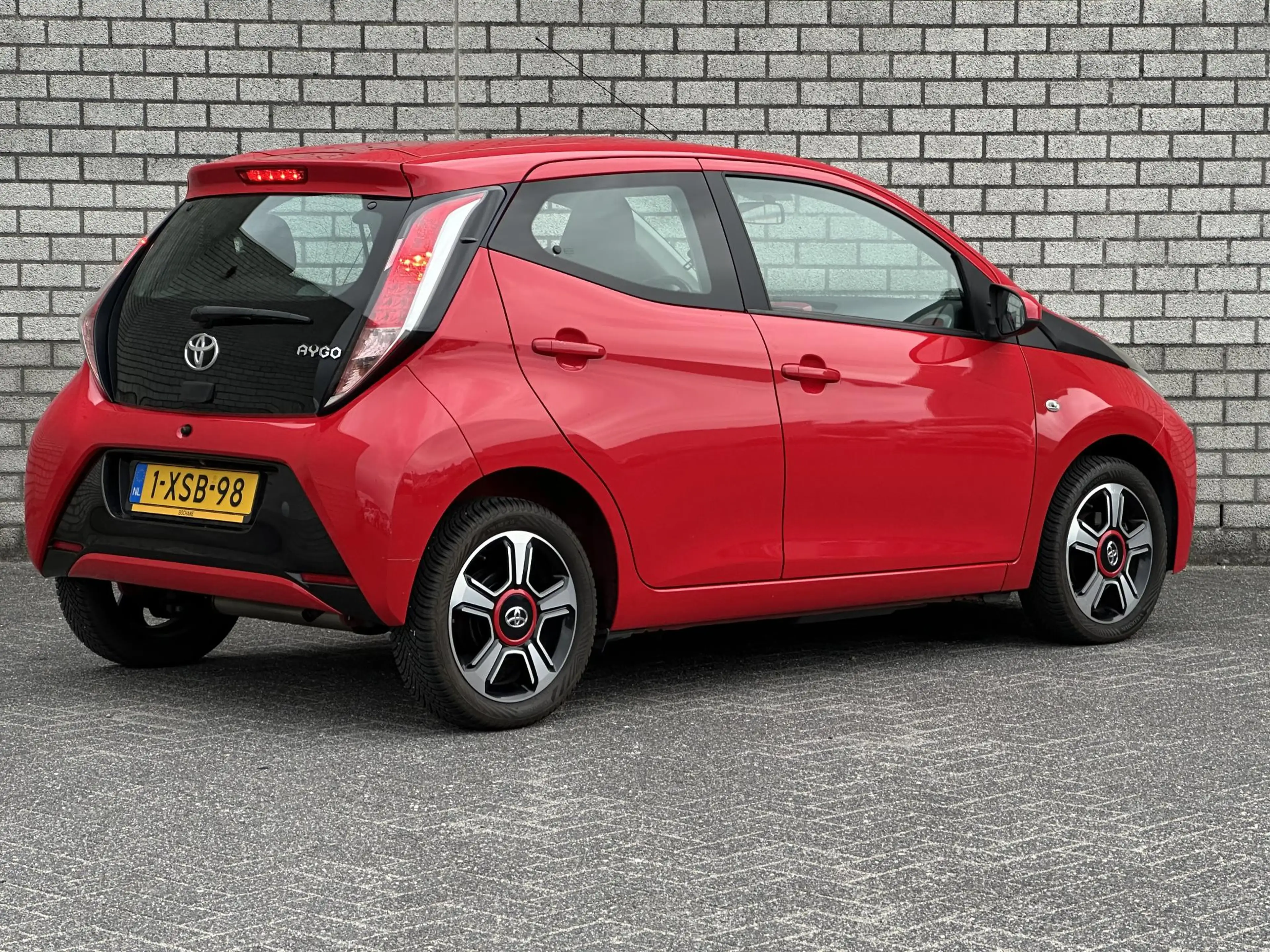 Toyota Aygo 1.0 VVT-i x-play | All-Season banden | Dealer Onde — photo 2
