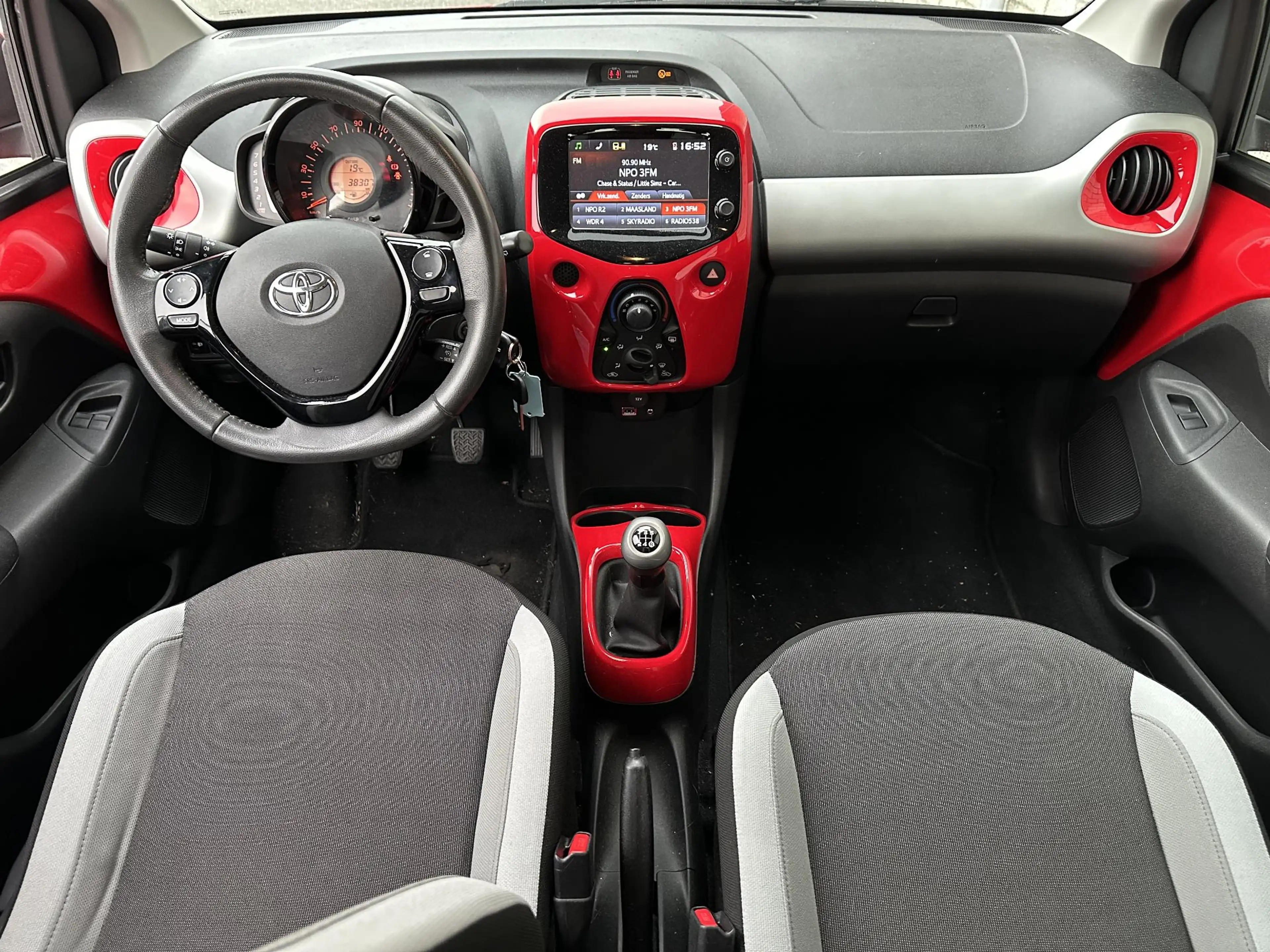 Toyota Aygo 1.0 VVT-i x-play | All-Season banden | Dealer Onde — photo 3