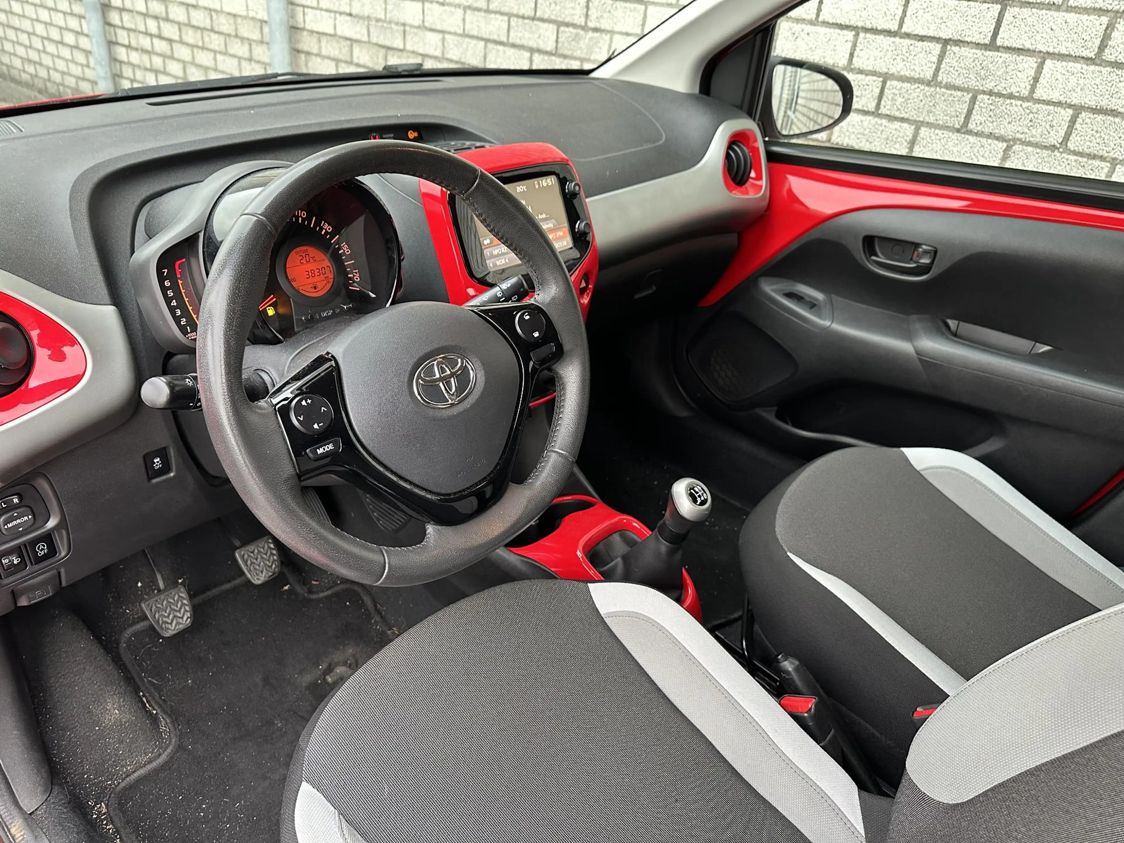 Toyota Aygo 1.0 VVT-i x-play | All-Season banden | Dealer Onde — photo 26