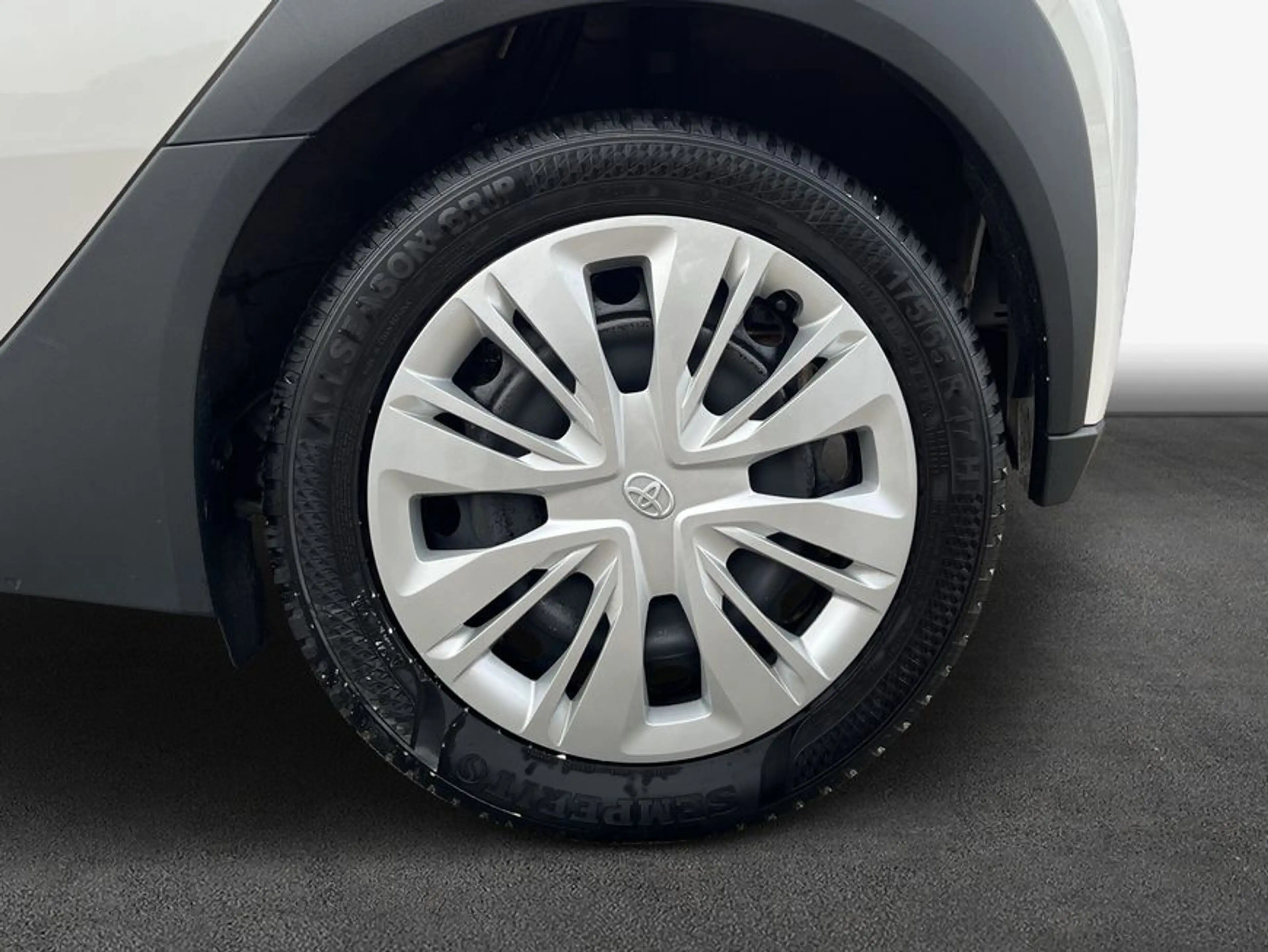 Toyota Aygo X X *Klima*Allwetter*Spurhalte* — photo 7
