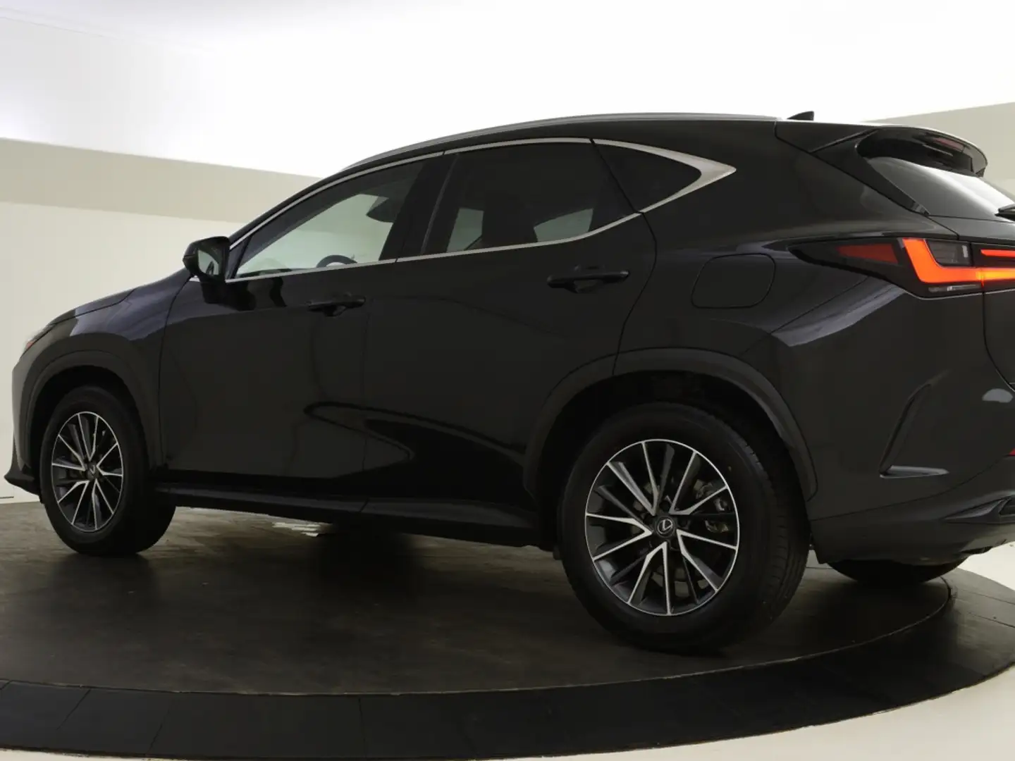 Lexus NX 450h+ AWD Plug in Hybride Luxury Line Zwart - 2