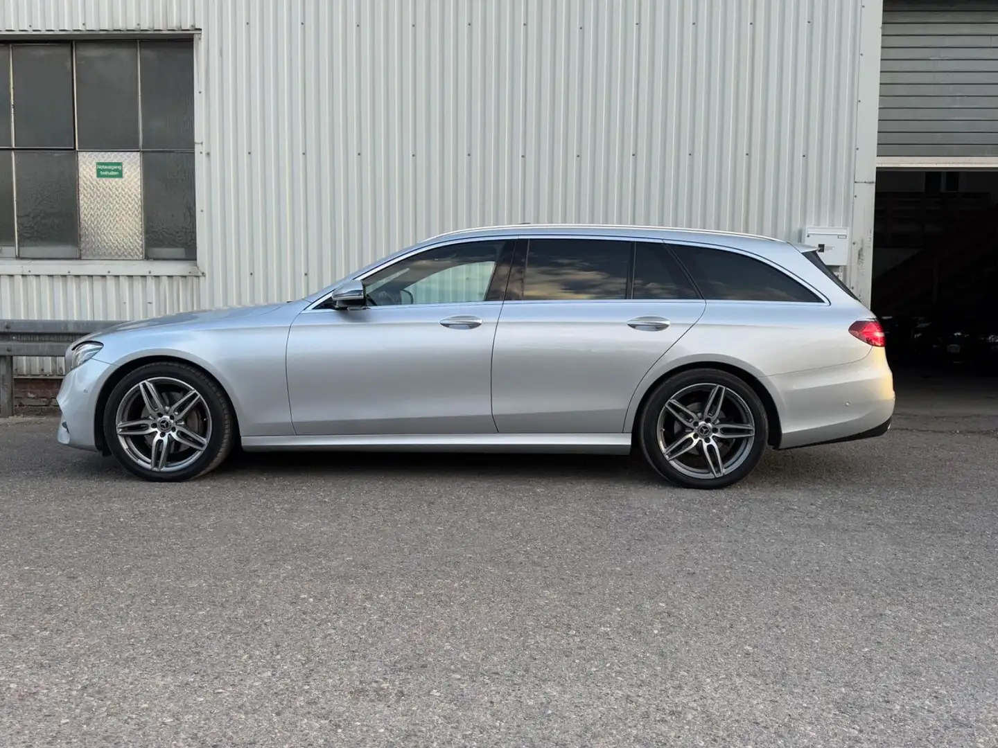 Mercedes-Benz E 220 d T* AMG Line*Wide Screen*Head Up*LED*AHK* Silber - 2