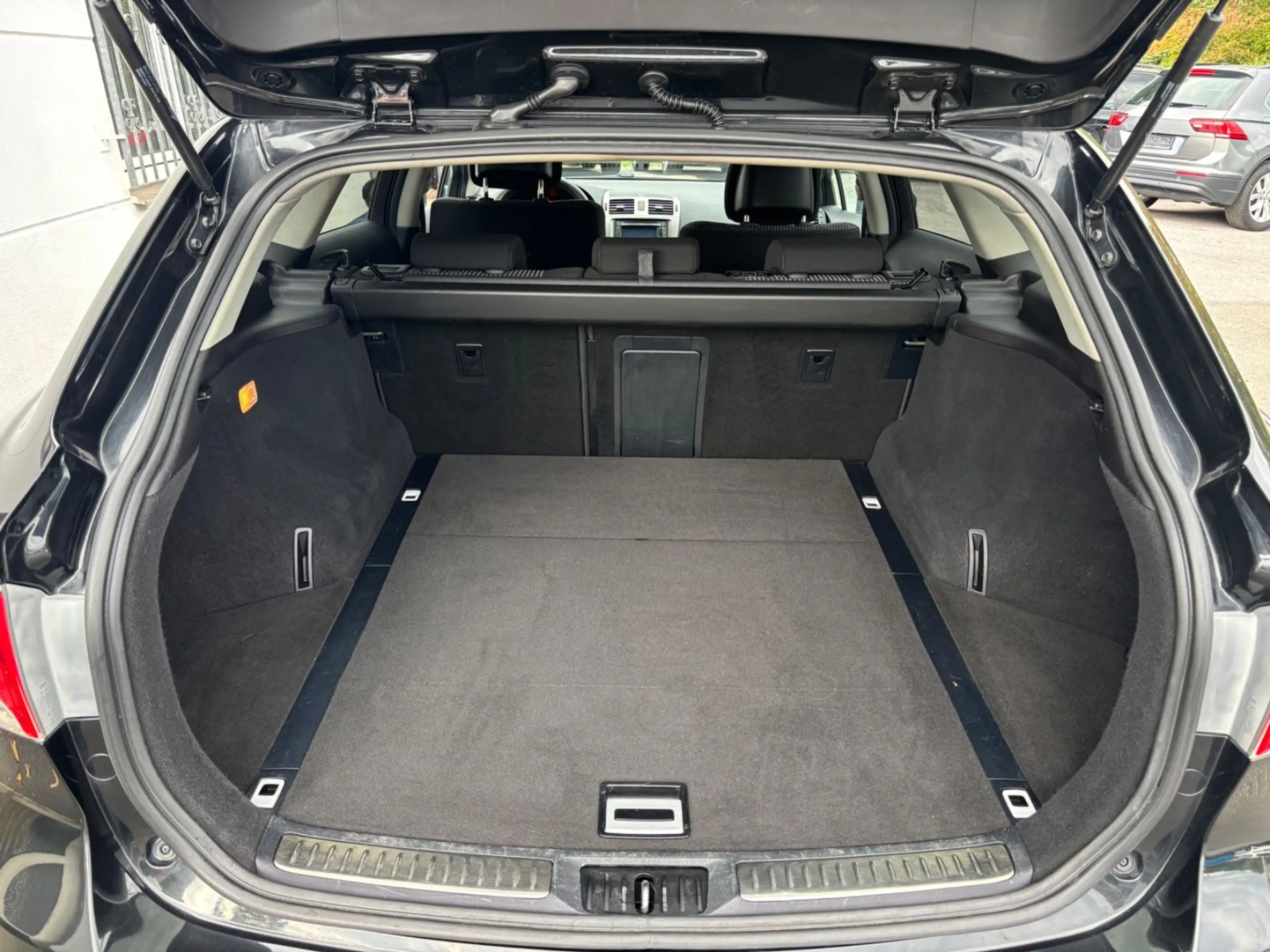 Toyota Avensis Kombi Edition — photo 12