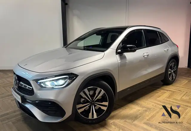 Mercedes-Benz GLA 220 d PANO KEYLESS CAM