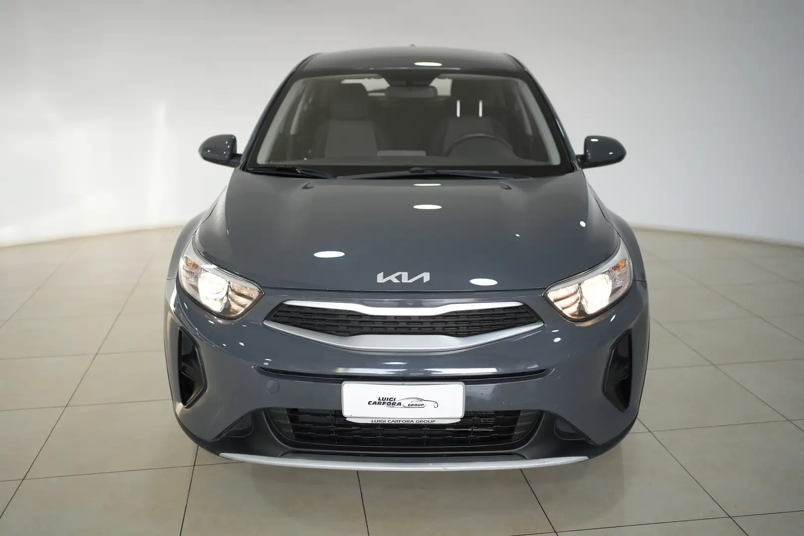 Kia Stonic 1.2 DPI Urban Grau - 2