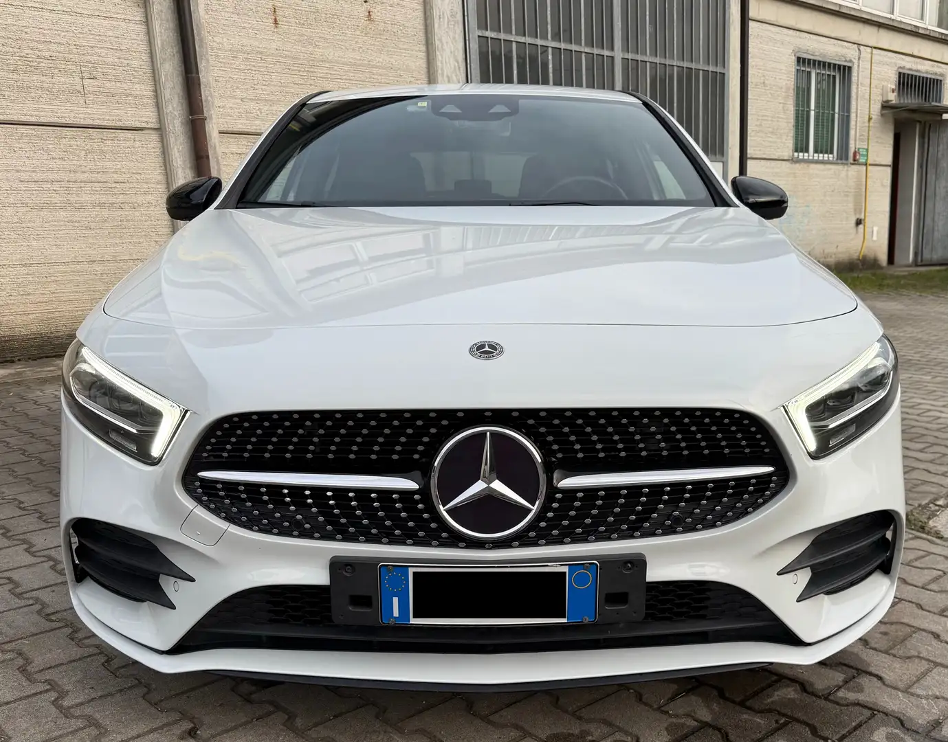 Mercedes-Benz A 200 Diesel | Premium AMG | Digital White | Night Bianco - 2