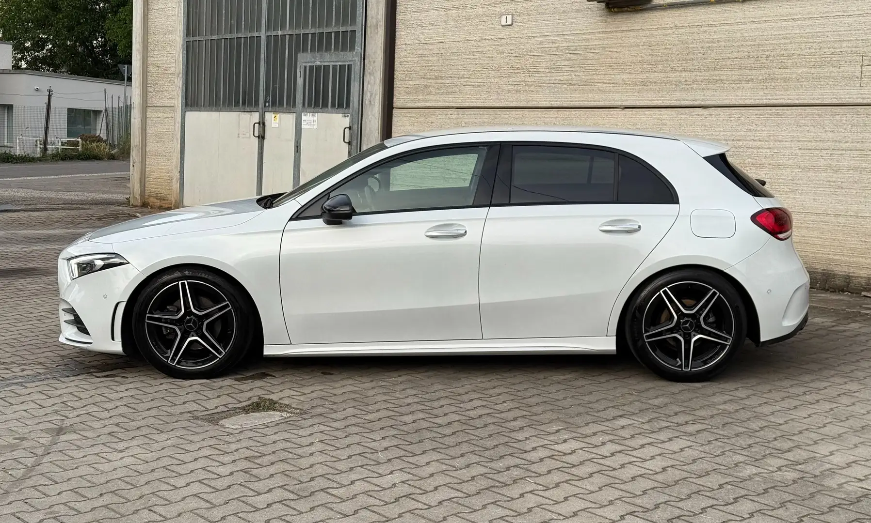 Mercedes-Benz A 200 Diesel | Premium AMG | Digital White | Night Bianco - 1
