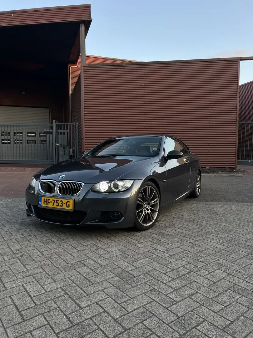 BMW 330 bmw 325i 3.0 cabrio grijs M sport dealerond handba Grijs - 2