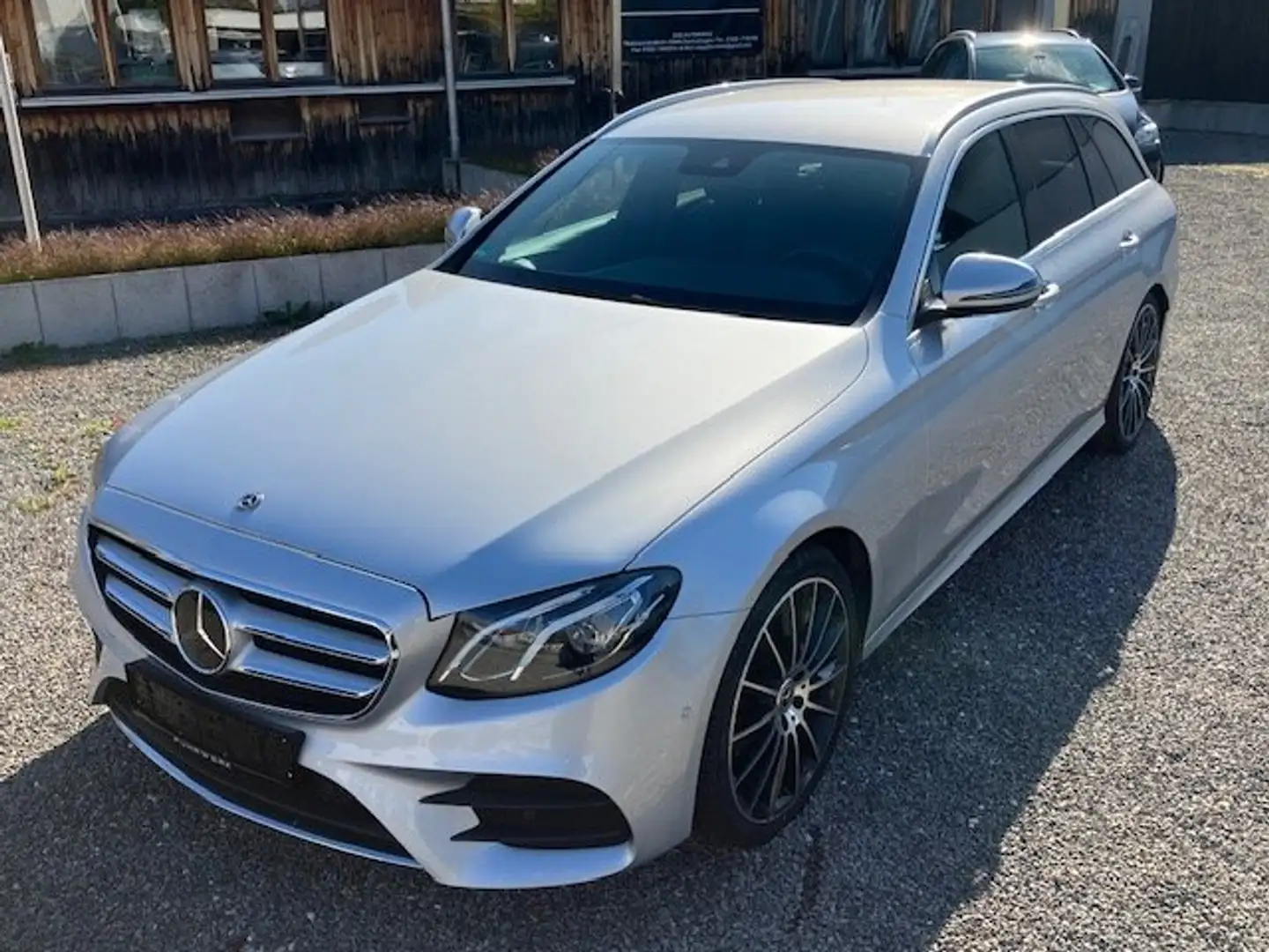 Mercedes-Benz E 200 T/Avantgarde/AMG Line/RFK/LED/COMAND/DIST.PLUS Silber - 2