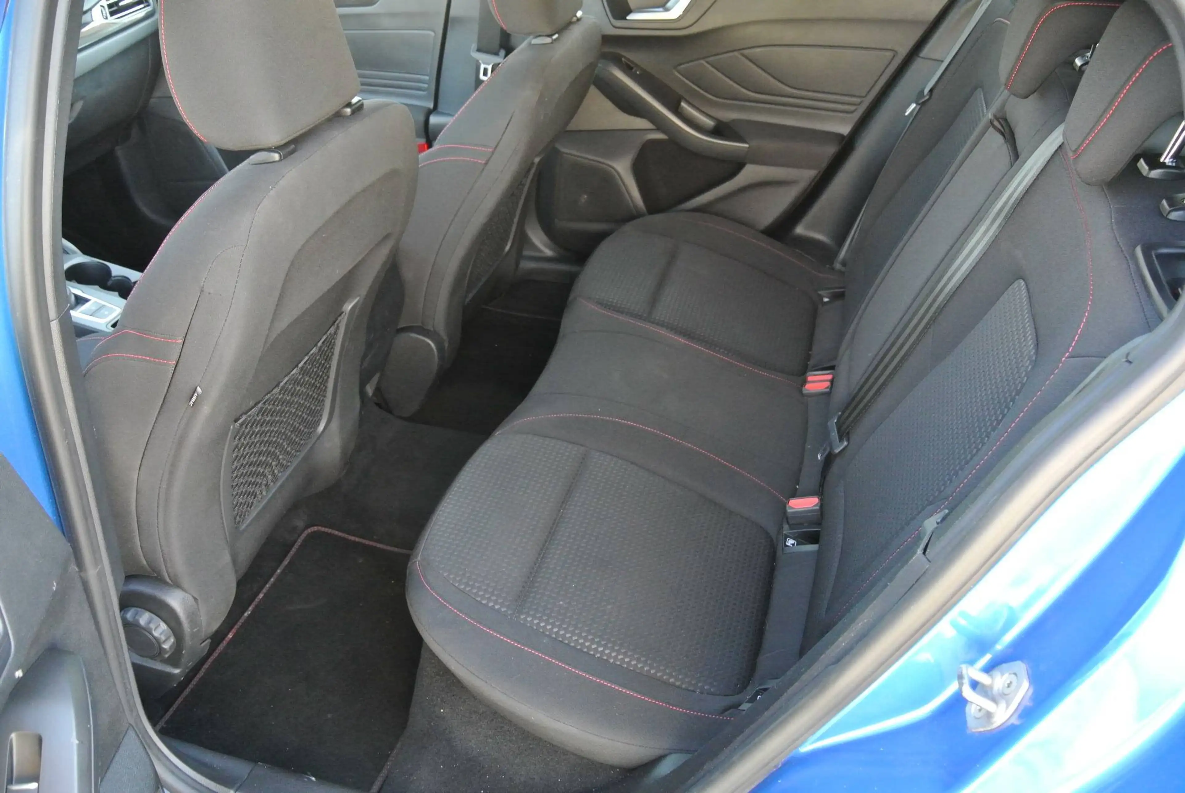 Ford Focus Turnier 1.5 EcoBlue Aut. ** ST-Line X ** LED * NAVI *KAMERA — photo 11