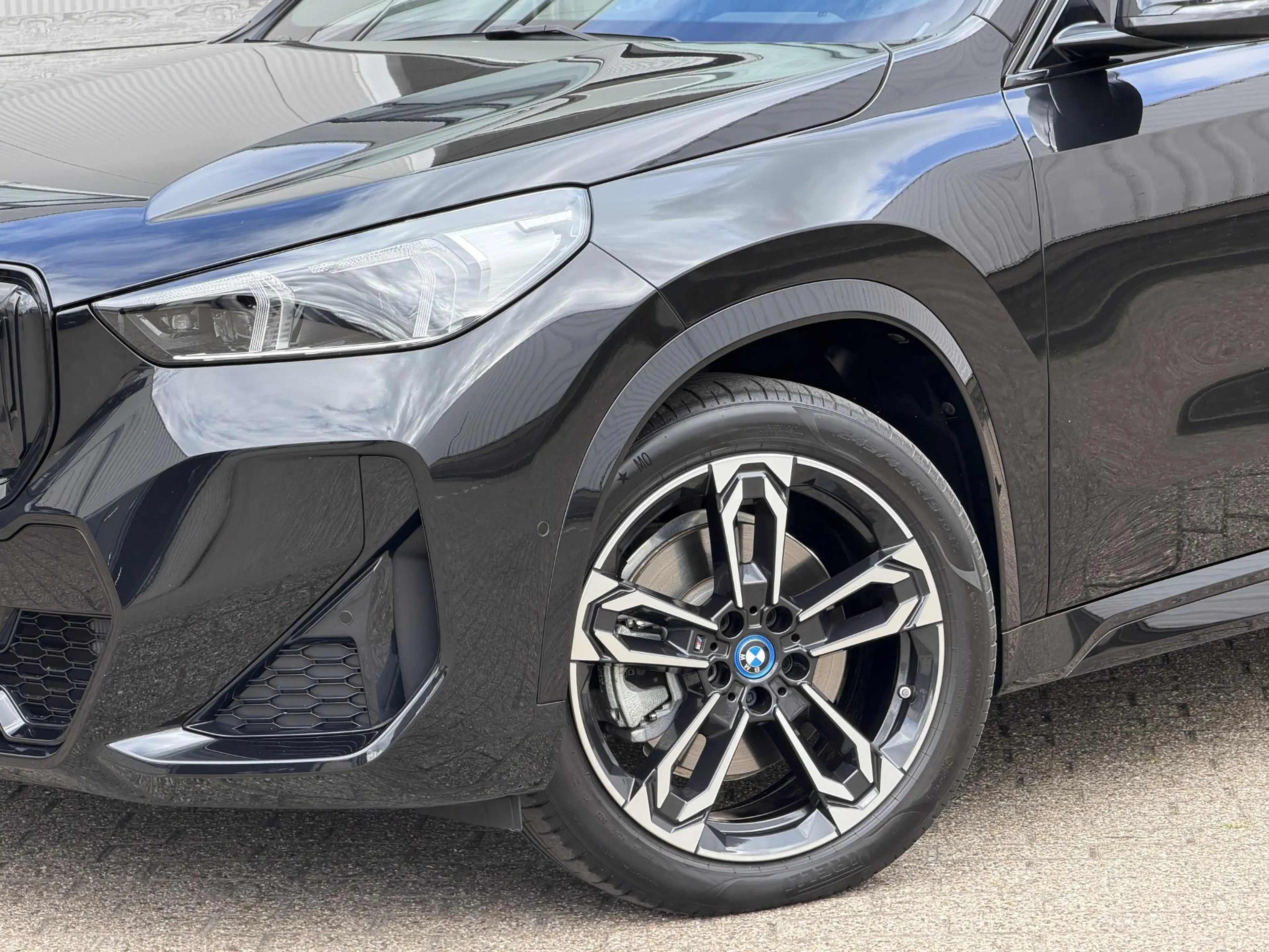 BMW iX1 xDrive30 Launch Edition 67 kWh | Pano-Dak/19"/Adap — photo 14