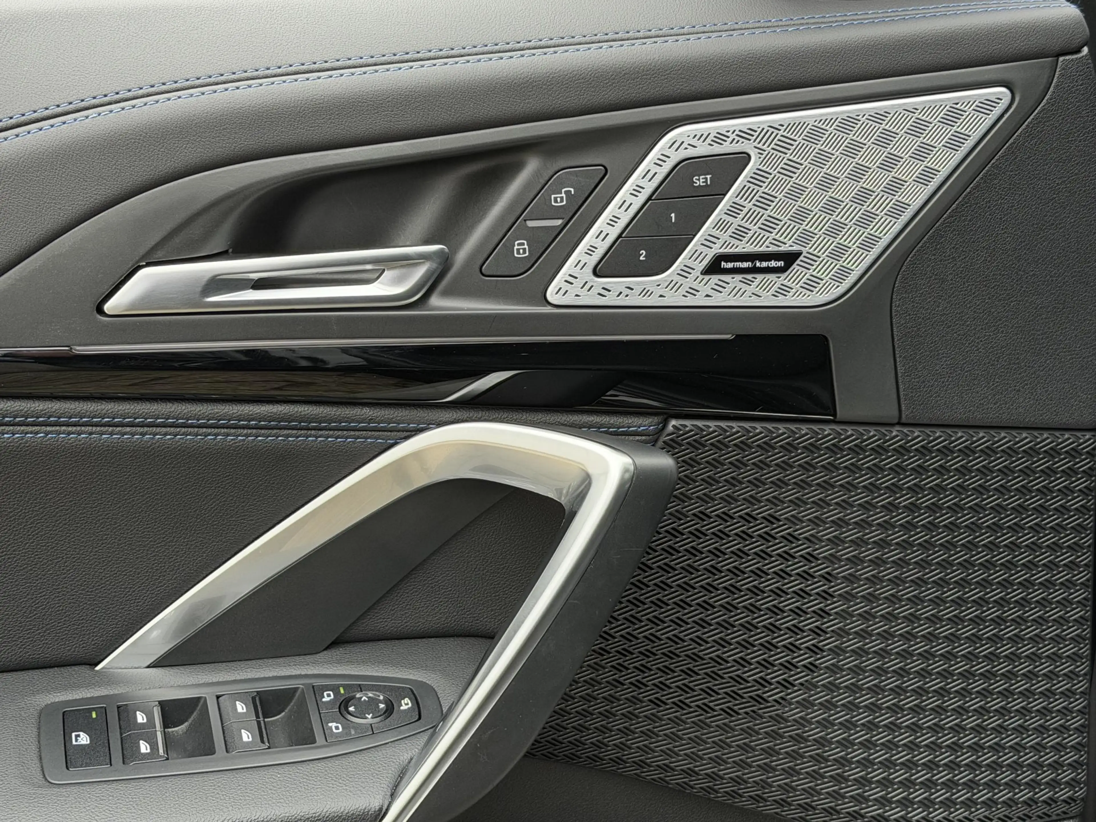 BMW iX1 xDrive30 Launch Edition 67 kWh | Pano-Dak/19"/Adap — photo 8