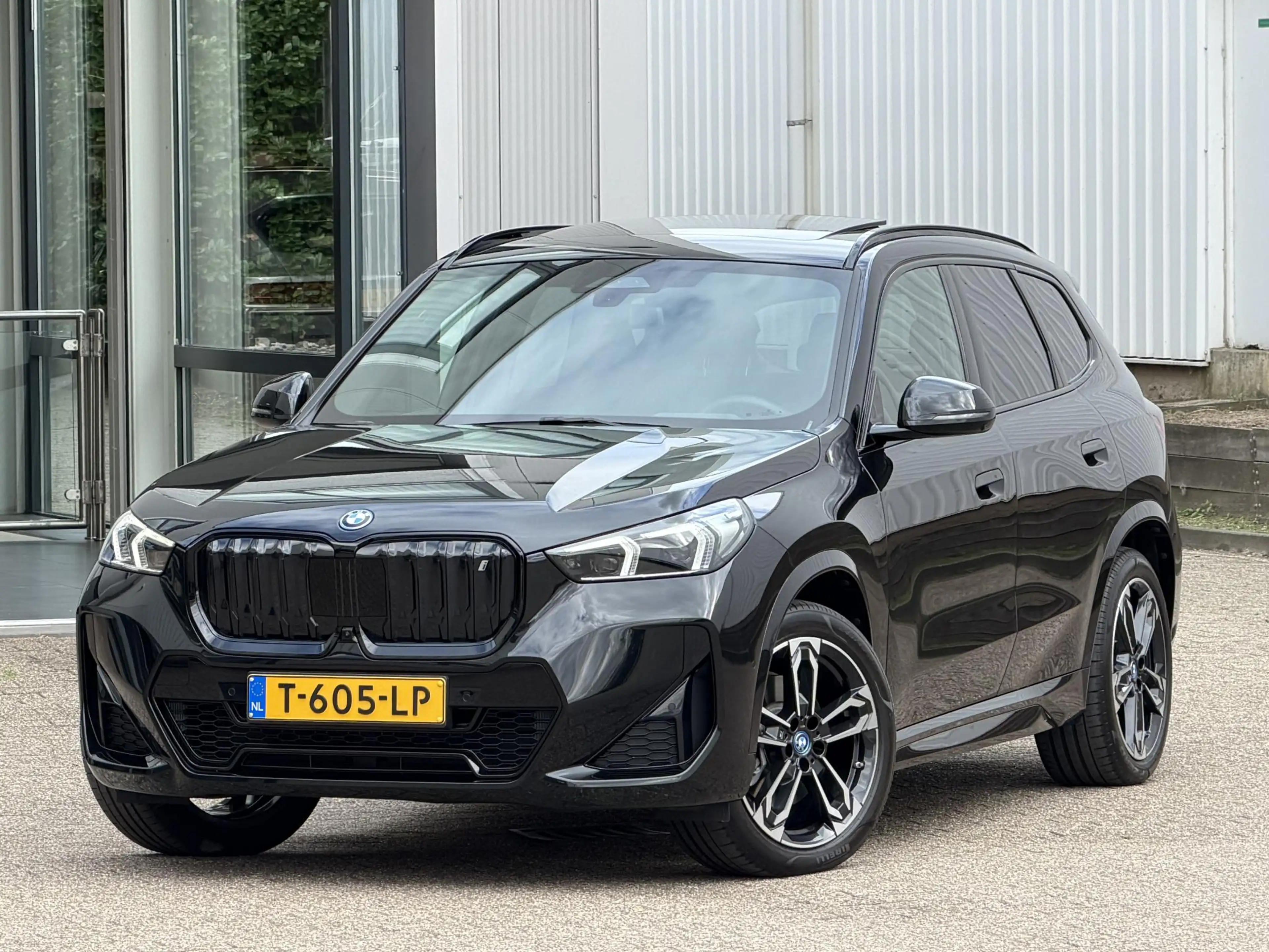 BMW iX1 xDrive30 Launch Edition 67 kWh | Pano-Dak/19"/Adap — photo 6