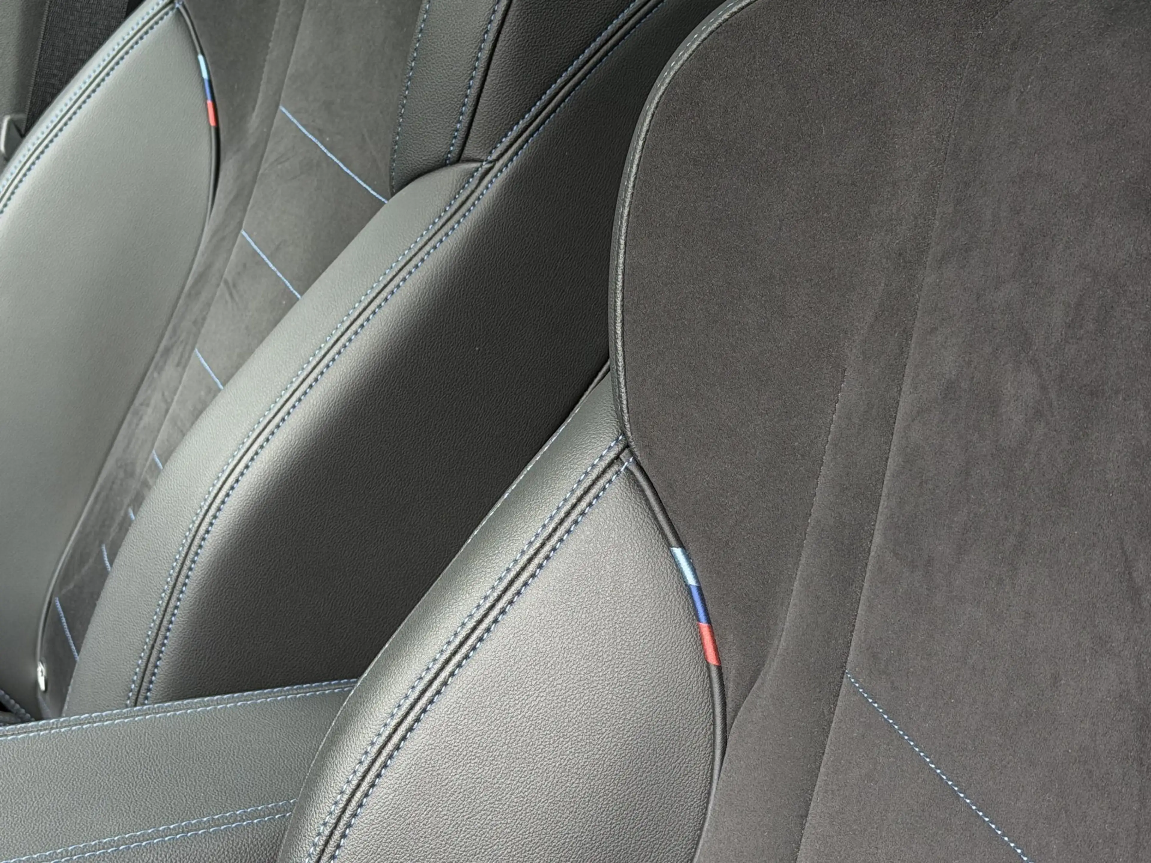BMW iX1 xDrive30 Launch Edition 67 kWh | Pano-Dak/19"/Adap — photo 9