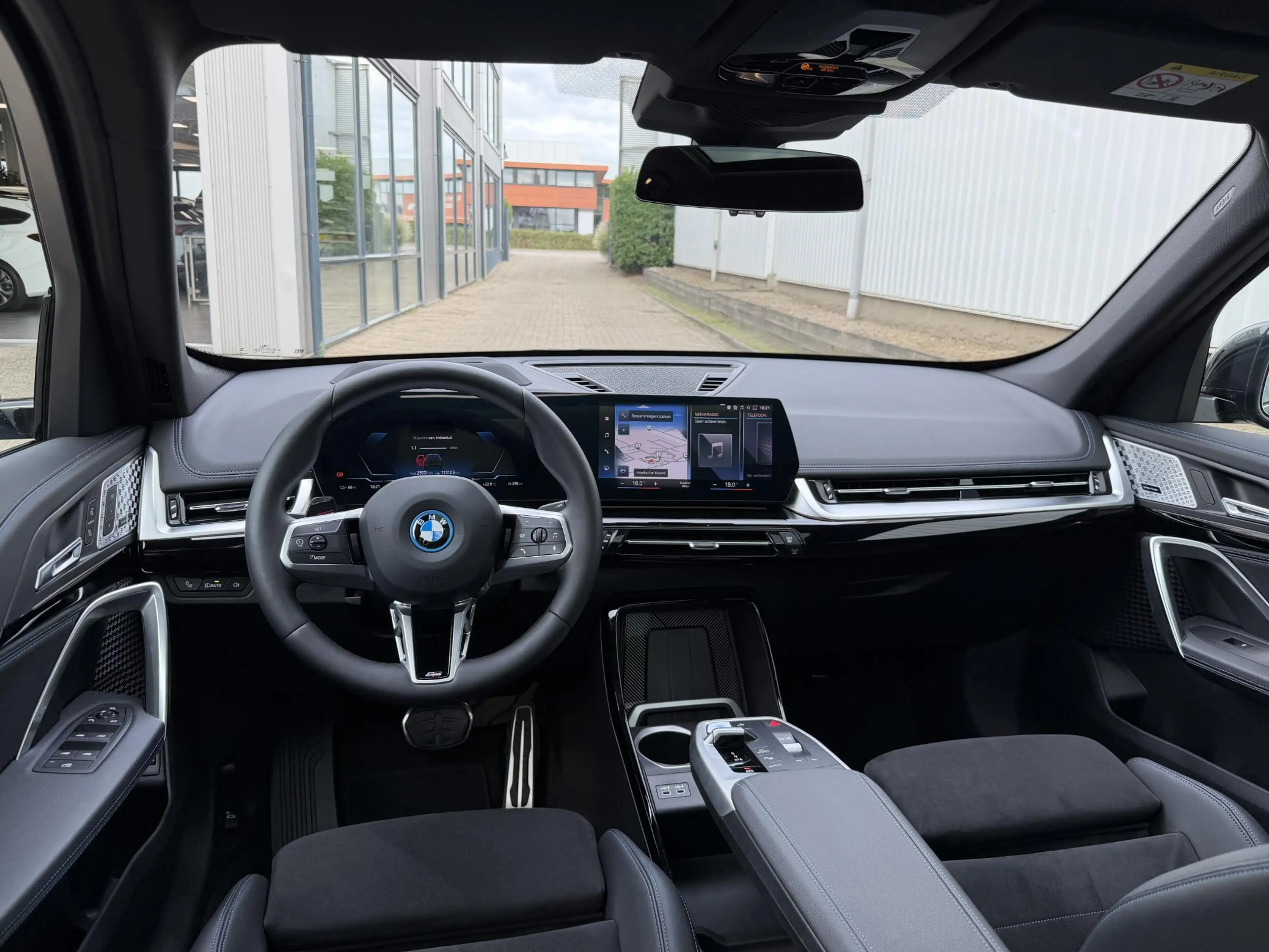 BMW iX1 xDrive30 Launch Edition 67 kWh | Pano-Dak/19"/Adap — photo 3