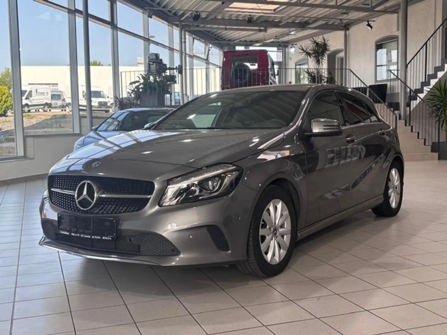 Mercedes-Benz A 180 BlueEfficiency Grau - 2