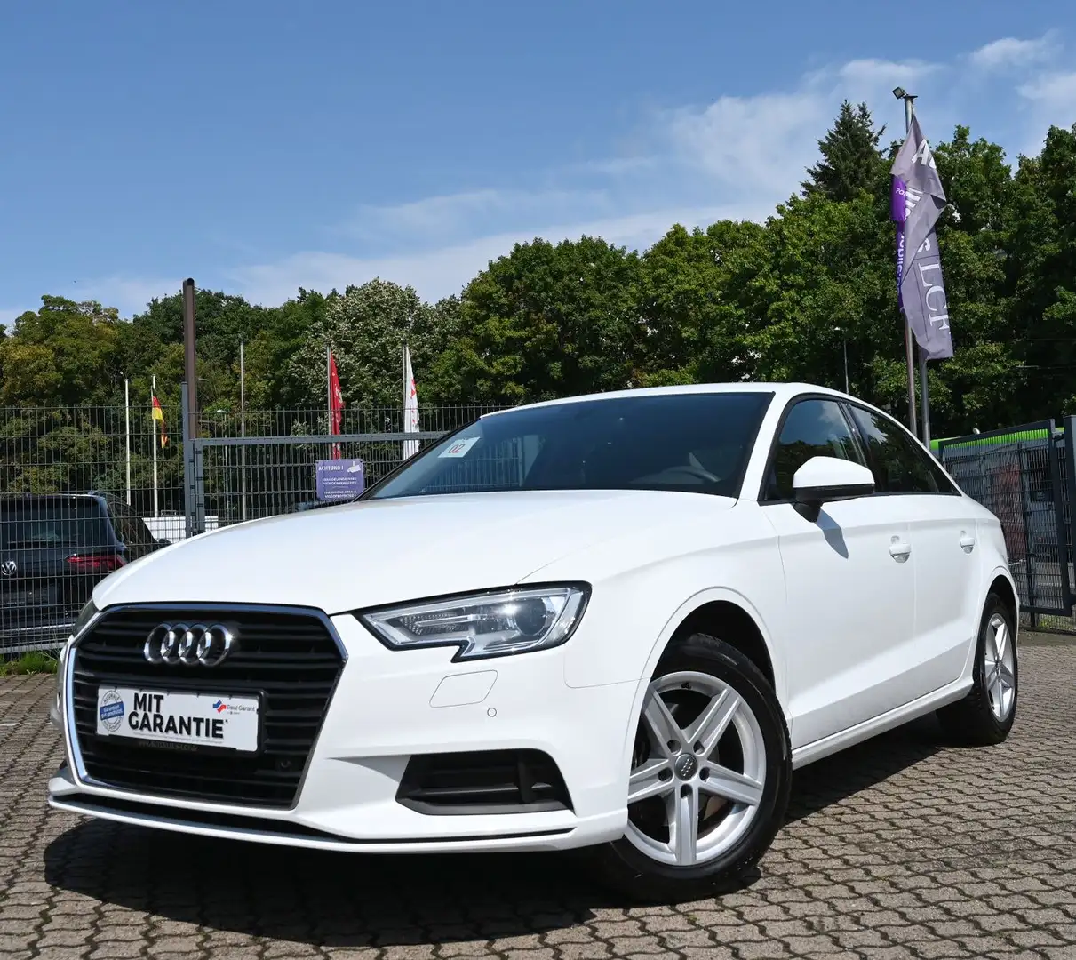 Audi A3 Limousine Navi BI-Xenon 2xPDC Sitzhz White - 1