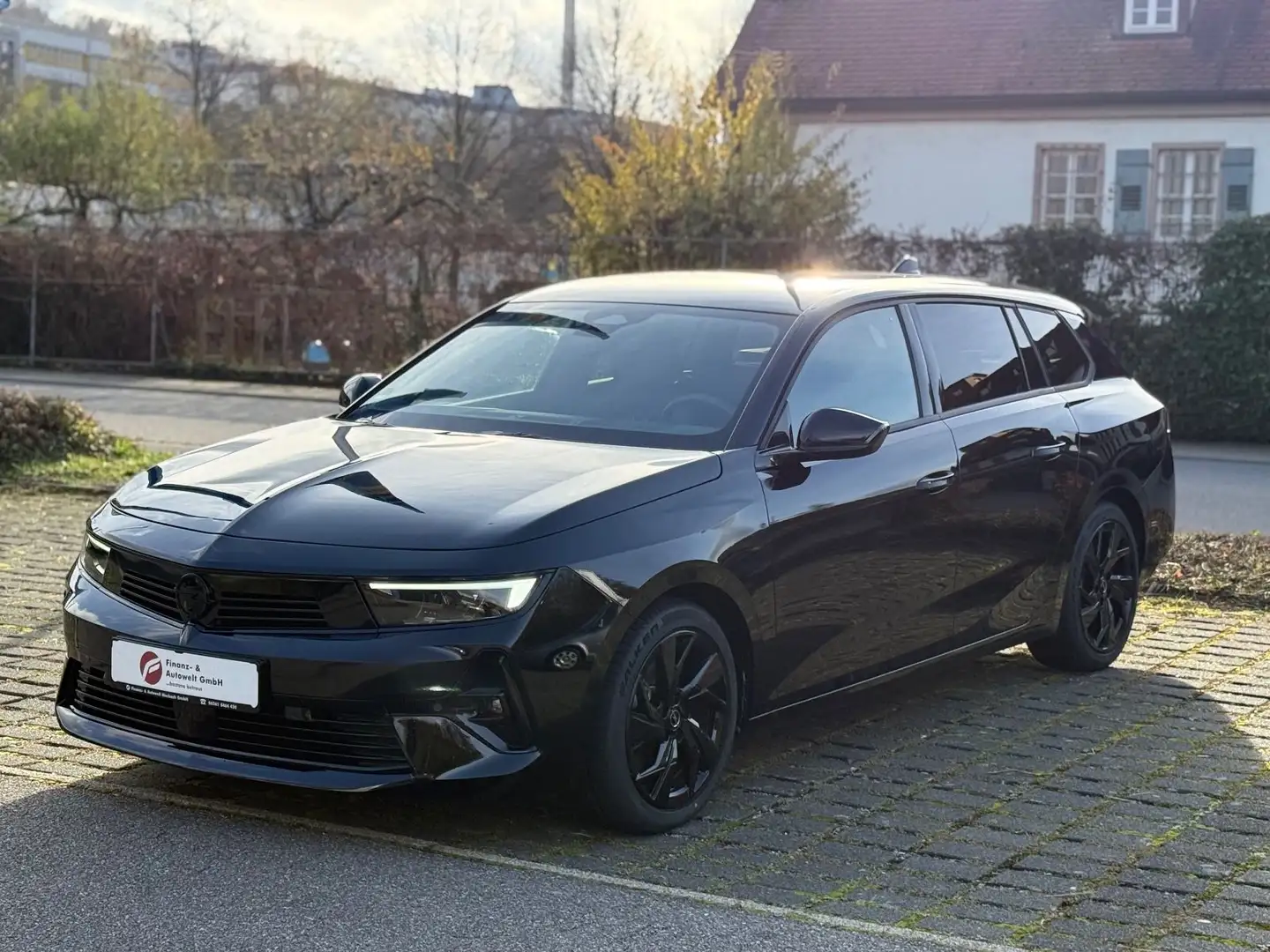 Opel Astra 1.2 Turbo L Sports Tourer GS/AHK/Navi Pro Schwarz - 1