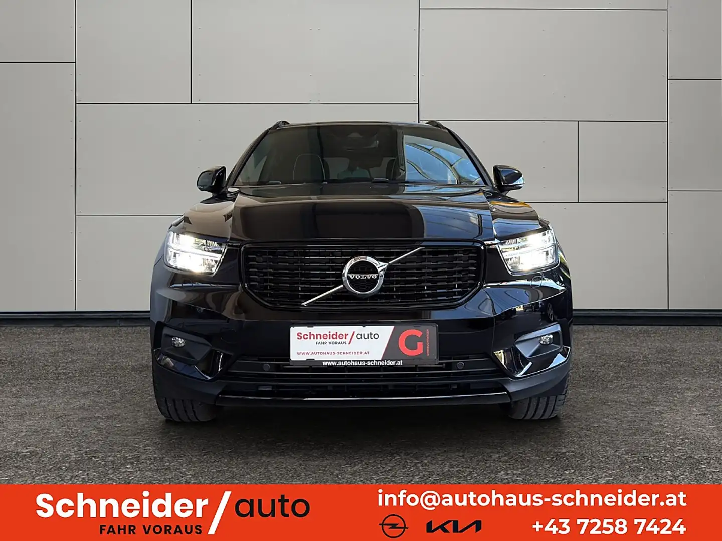 Volvo XC40 D4 R-Design AWD Geartronic mit AHK, Panorama- S... Schwarz - 2