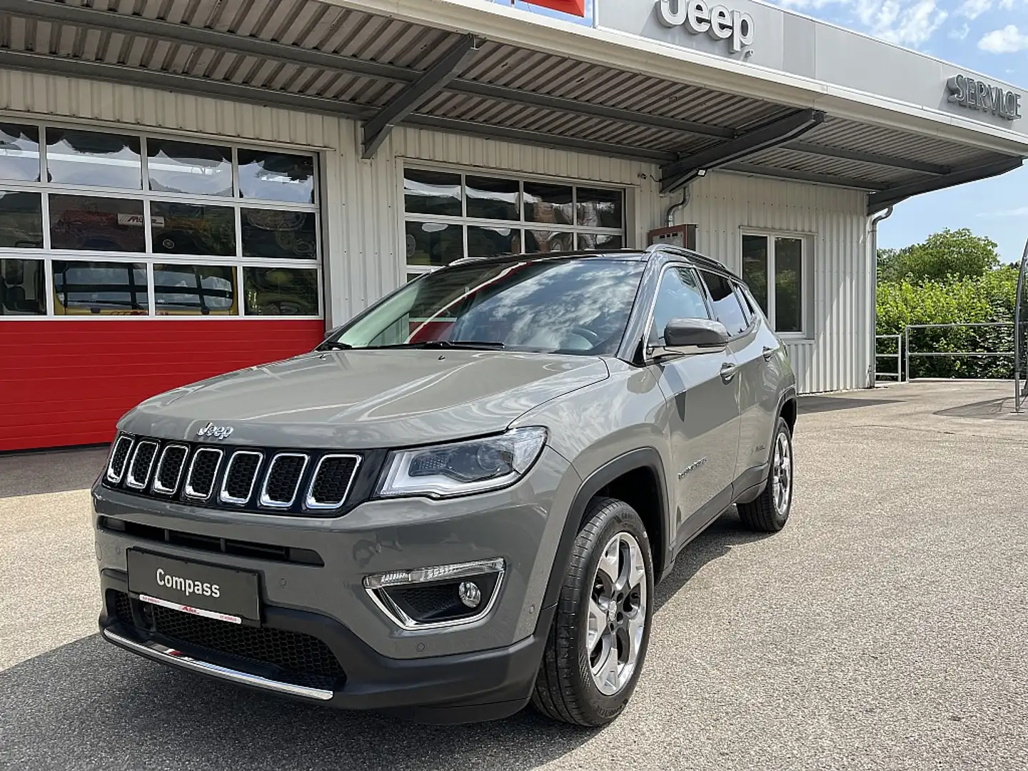 Jeep Compass 2,0 MultiJet AWD 9AT 140 Limited Aut. Grau - 2