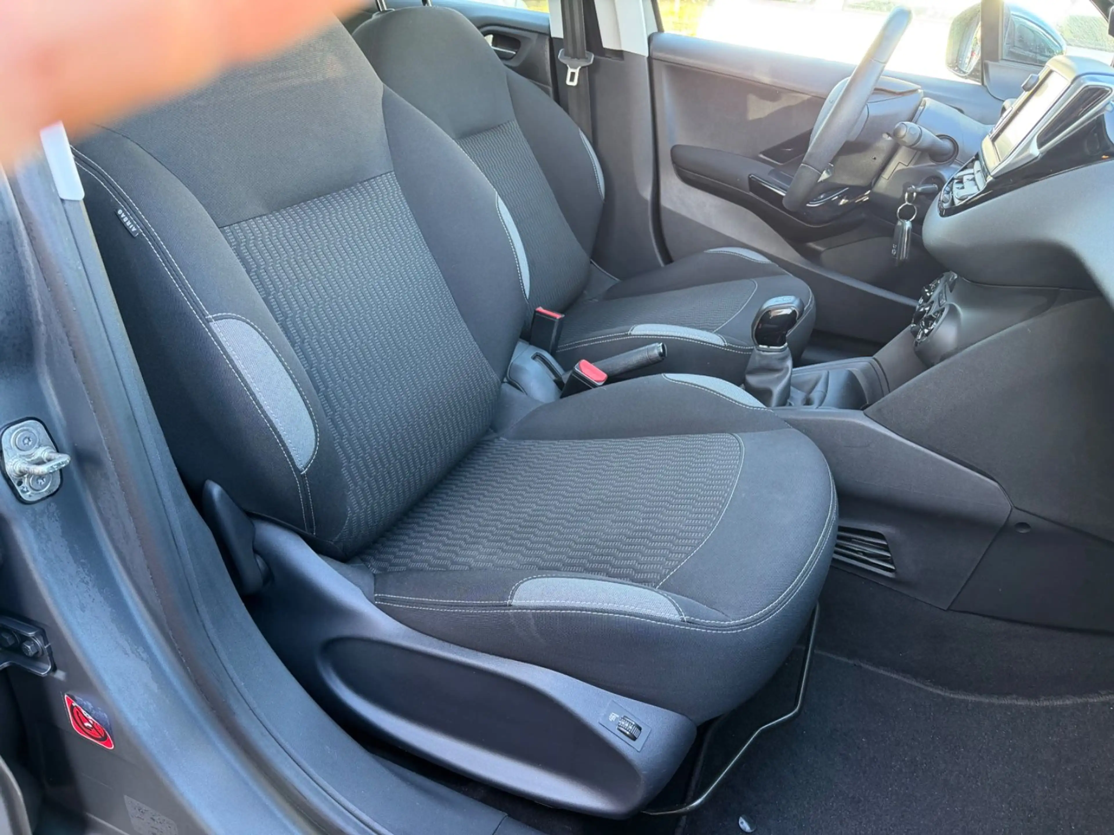 Peugeot 208 — photo 11