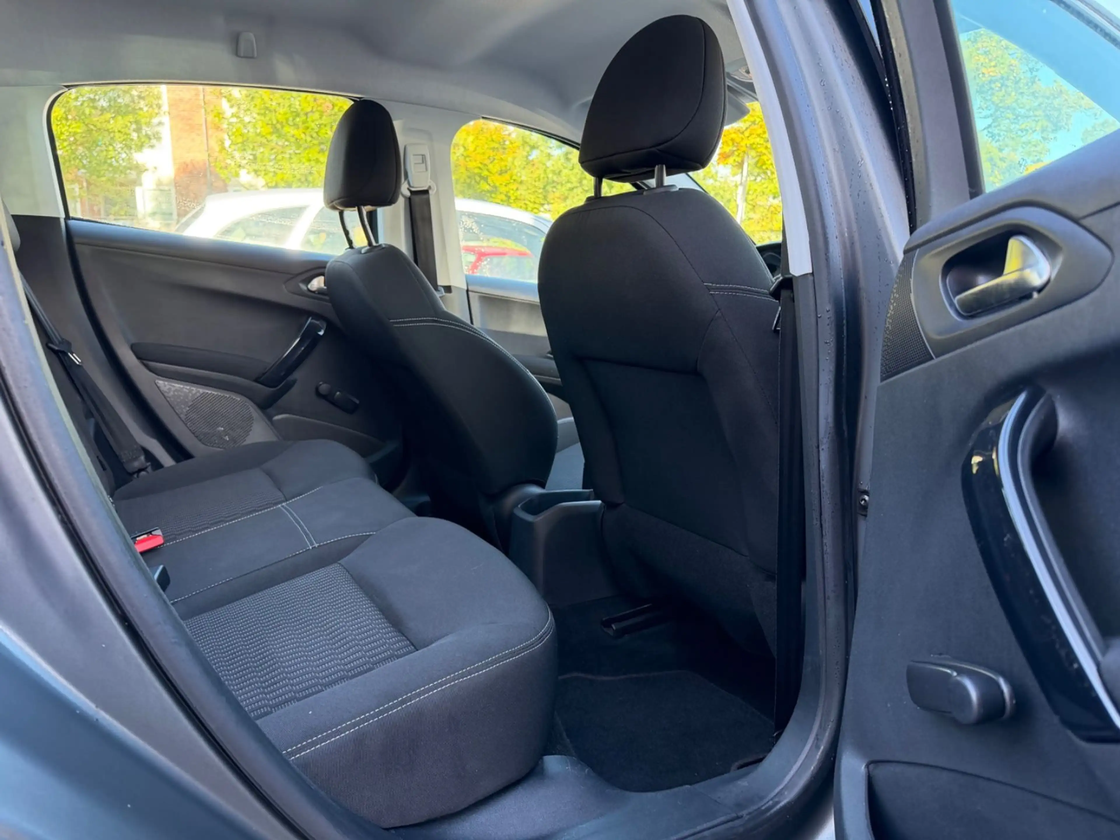 Peugeot 208 — photo 9